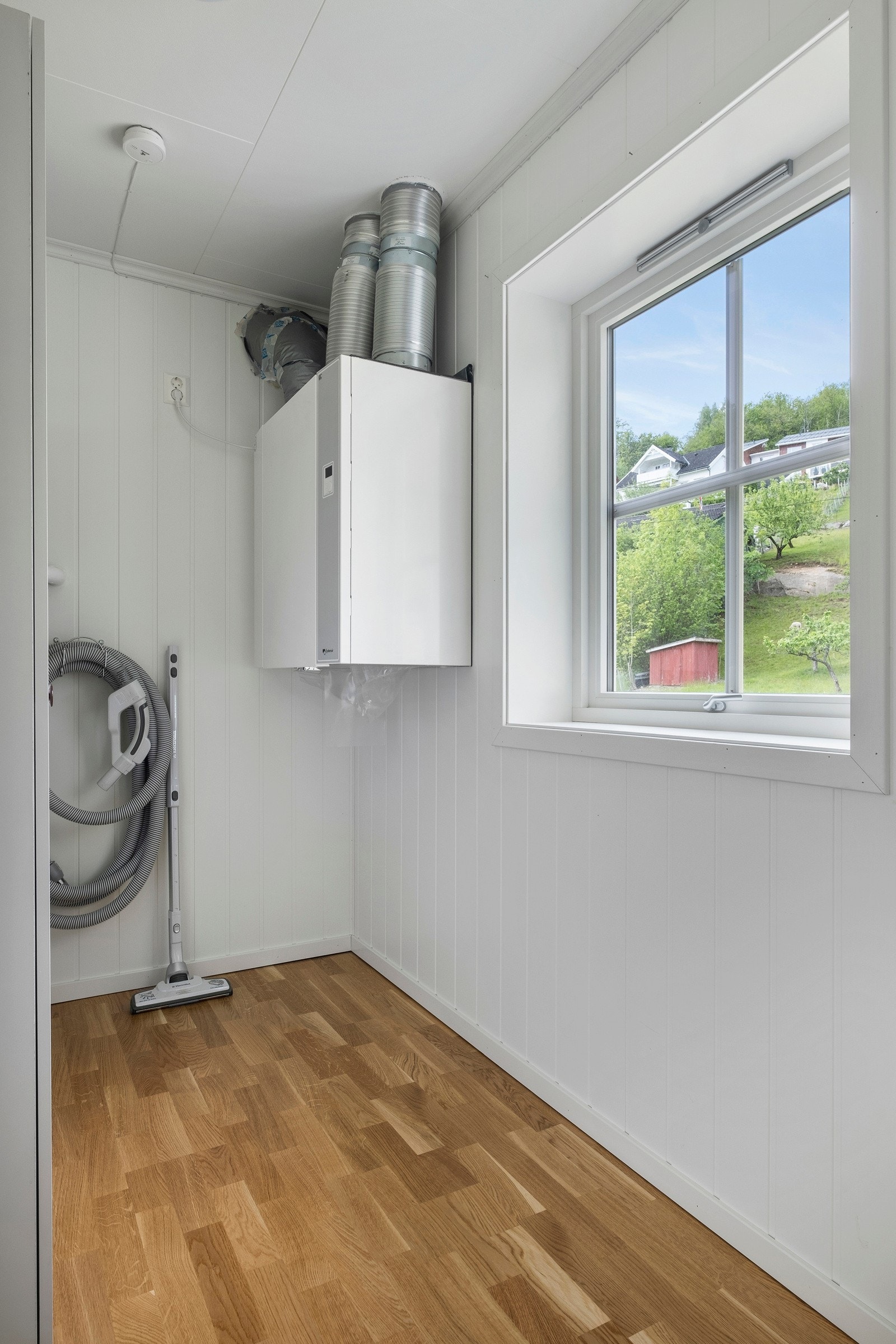 Bod/teknisk rom like ved inngang, med god plass til oppbevaring. Galleribilde