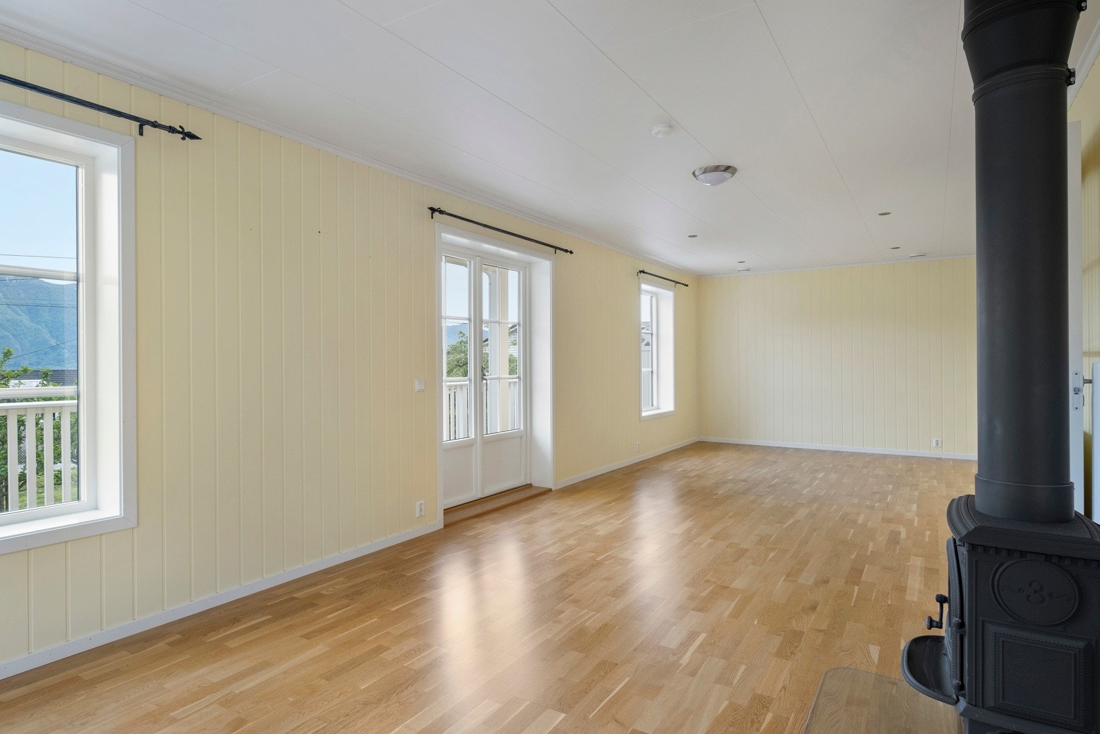 Doble glasdører fører ut til ein sørleg vendt terrasse. Galleribilde