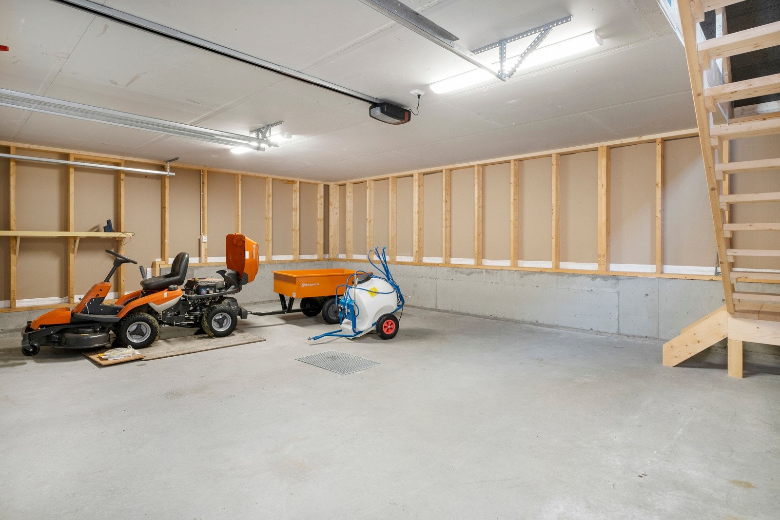 Garasjen er på 43 m2 og har betongdekke med sluk i golv. Automatisk portåpnar på eine porten. Galleribilde