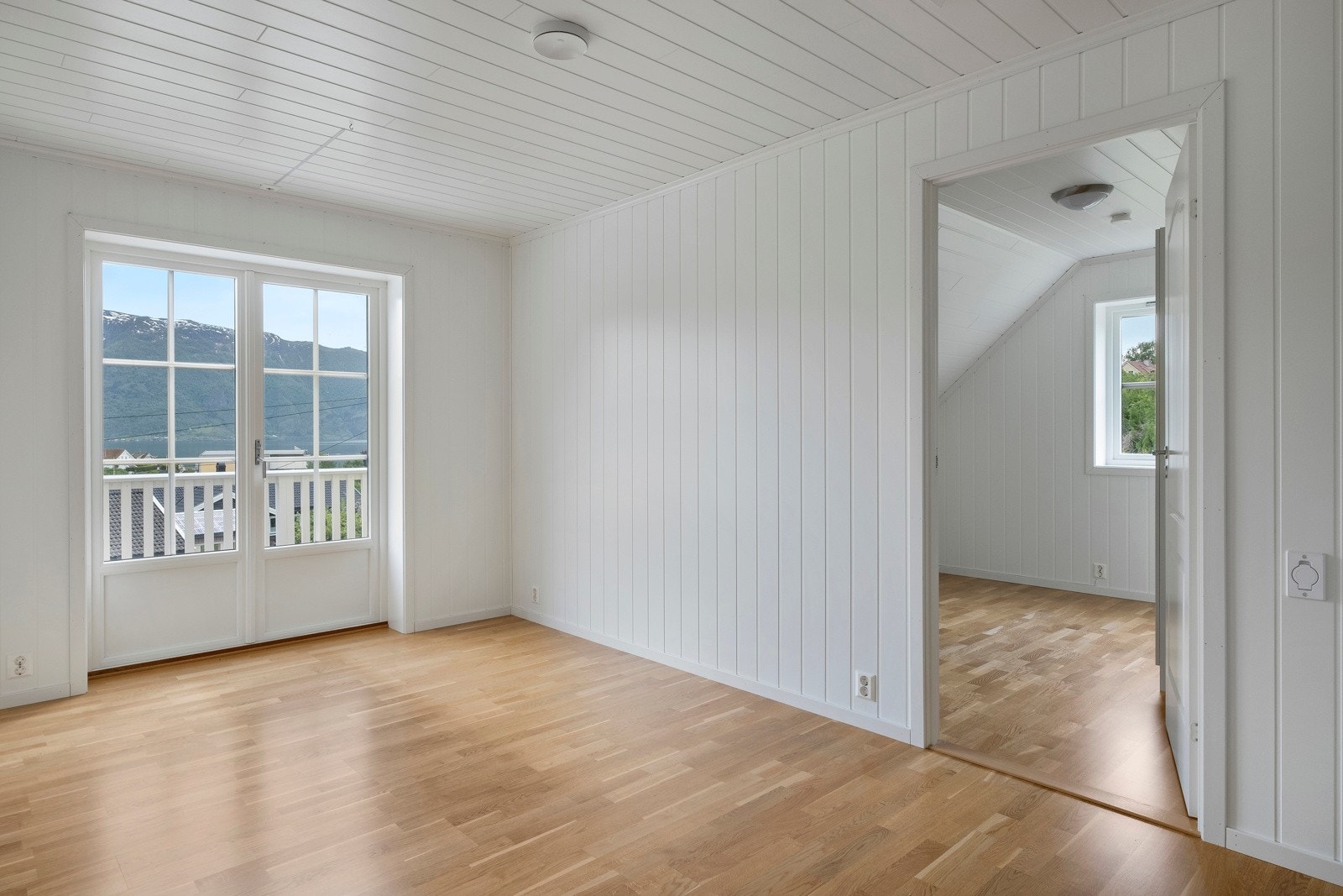 Bustaden har nyare tekniske kvalitetar med balansert ventilasjon og sentralstøvsugar. Galleribilde