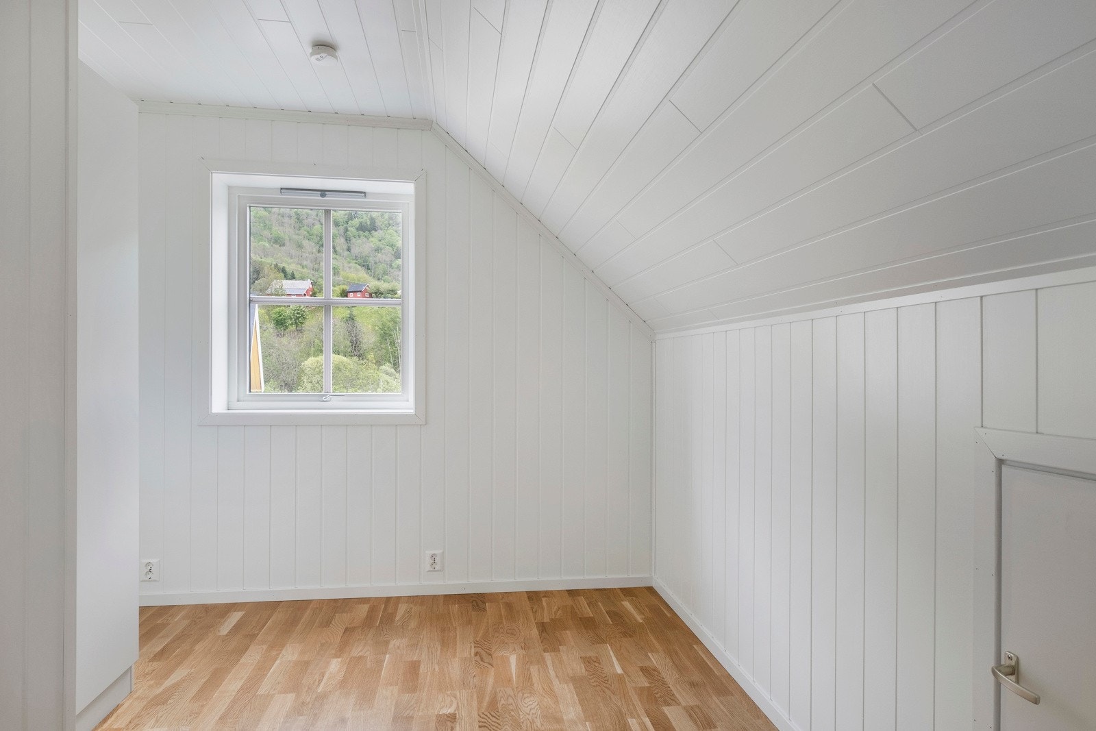 Alle romma har i tillegg tilgang til kvar si bod i knevegg. Ein har elles god lagringsplass med stor bod i etasjen. Galleribilde