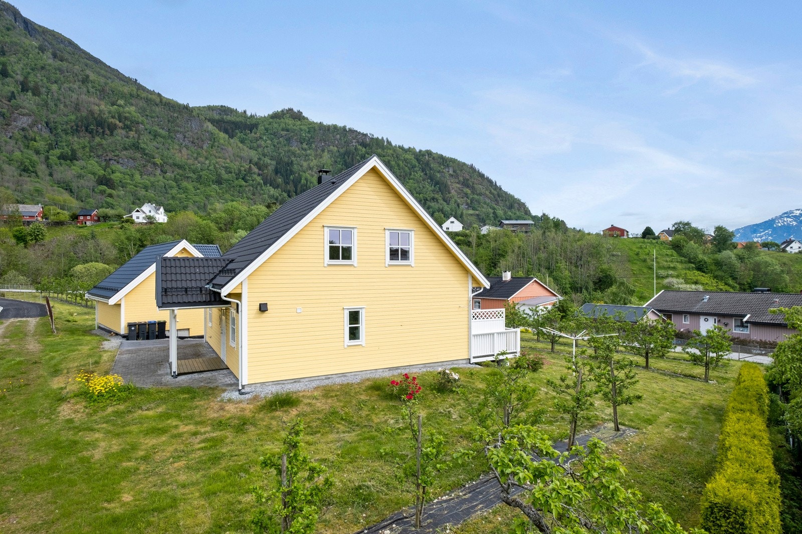 Eigedomen ligg lunt til i Lundene, eit barnevennleg og sentralt område. Galleribilde