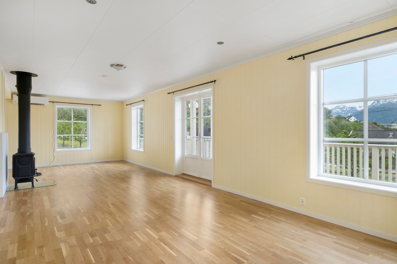 Bustaden har kjøken og stove i åpen løysing. Stovedelen er romsleg med god plass til fleire sittesoner. Galleribilde