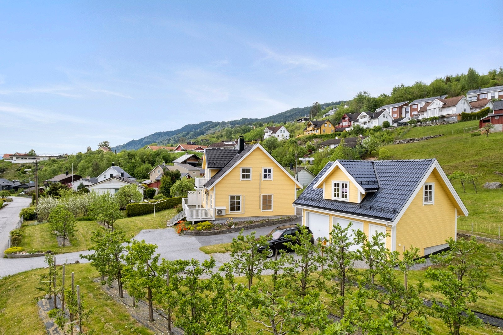 Eigedomen består av nyare bustadhus med dobbel garasje, samt stor frukthage fordelt på to parsellar. Galleribilde