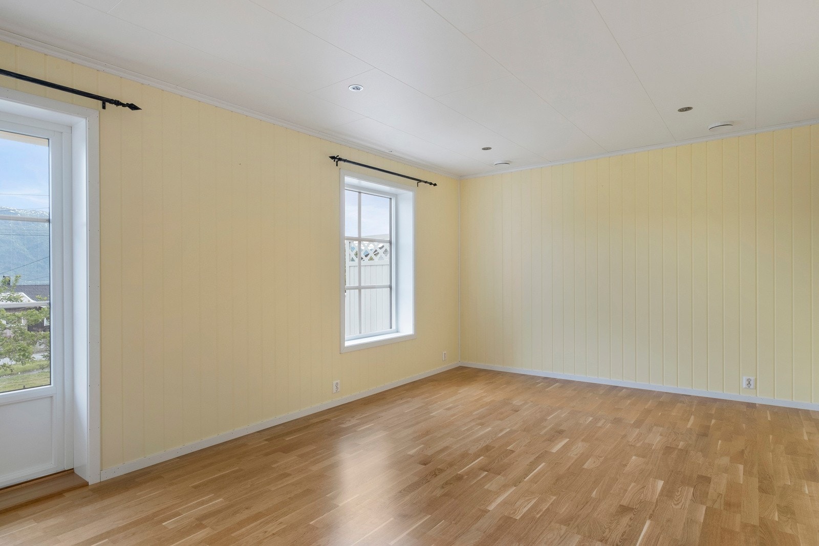 Av overflater er her 3-stavs eikeparkett på golv og måla mdf-plater på vegg. Spot i tak. Galleribilde