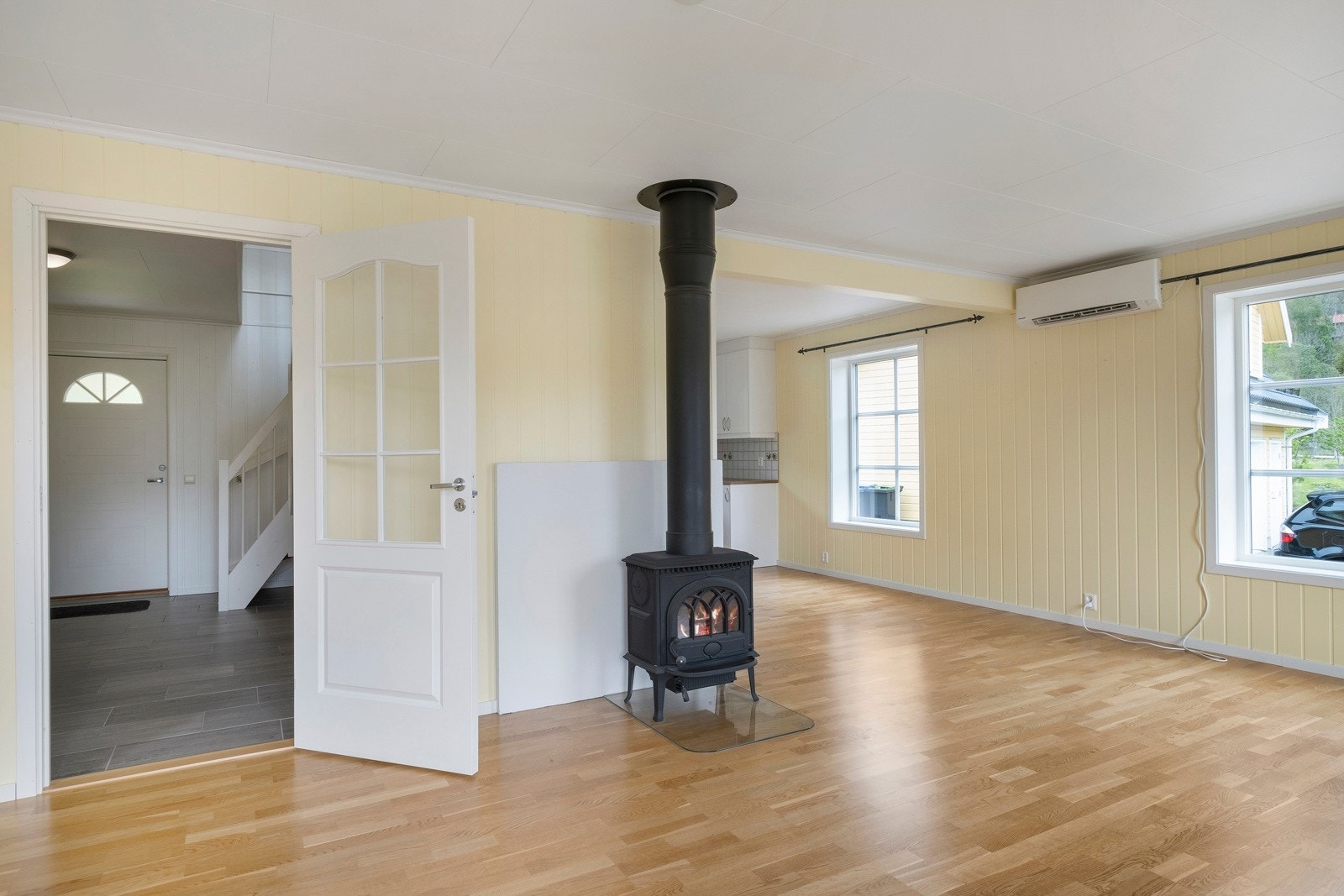 Opphaldsrommet har oppvarming med dekorativ vedomn, samt varmepumpe og varmekablar i golv. Galleribilde