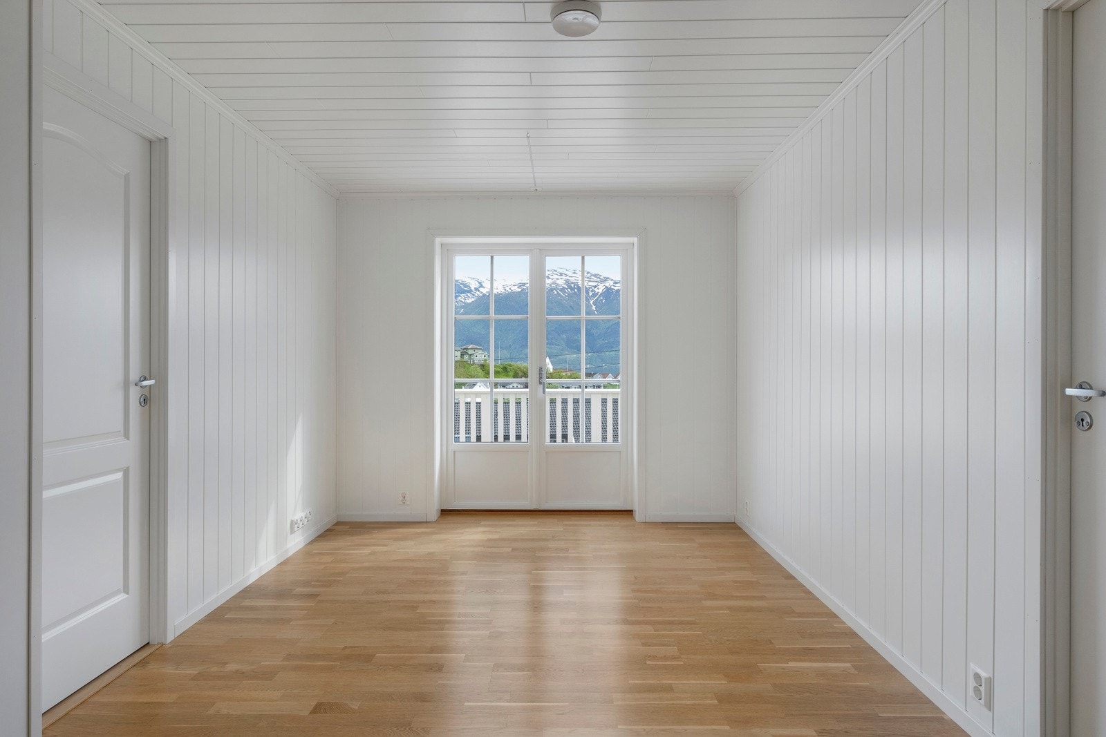 I 2.etg. har ein loftsstove, 3 soverom, bad og boder. Galleribilde