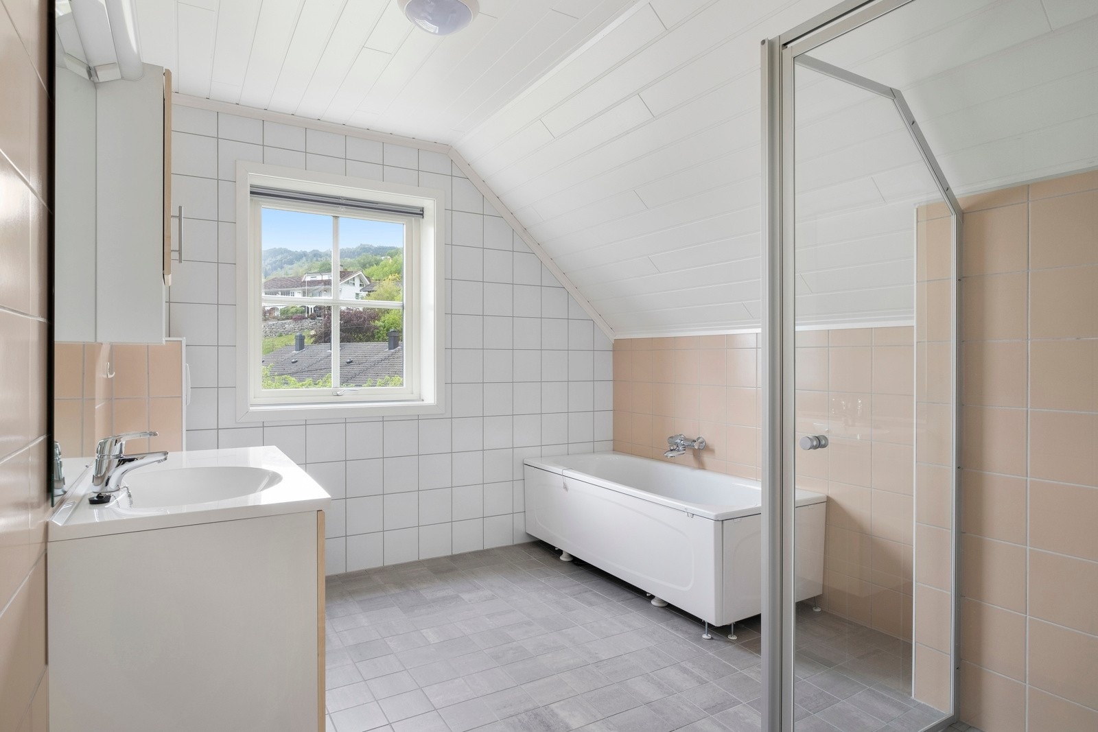 Romsleg bad i etasjen, med dels flis og dels panel på overflater. Galleribilde