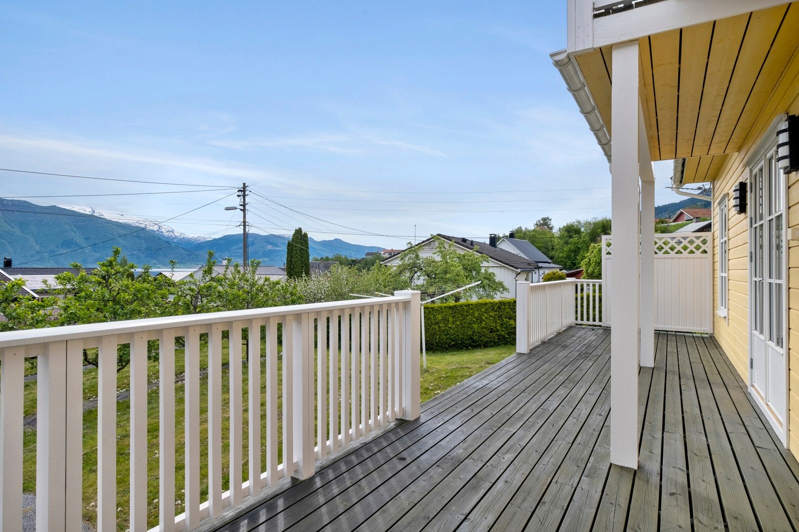 Stor terrasse med svært gode solforhold og fin utsikt over nabolaget og mot fjorden. Galleribilde