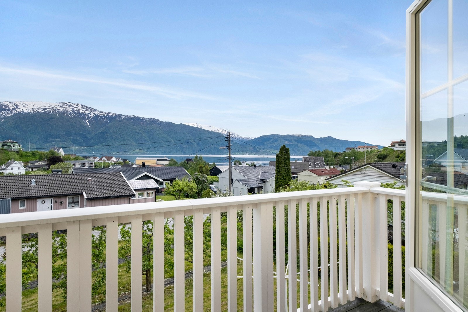 Sørleg vendt balkong med utgang frå loftstova. Galleribilde