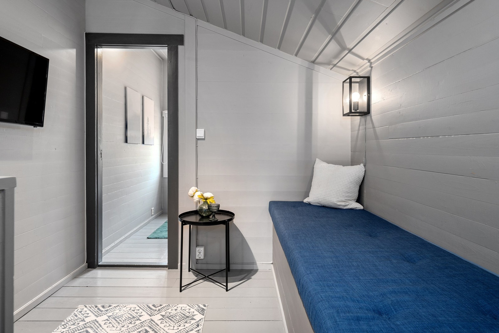 Legg merke til den gjennomførte fargebruken på de malte overfaltene i tre Galleribilde