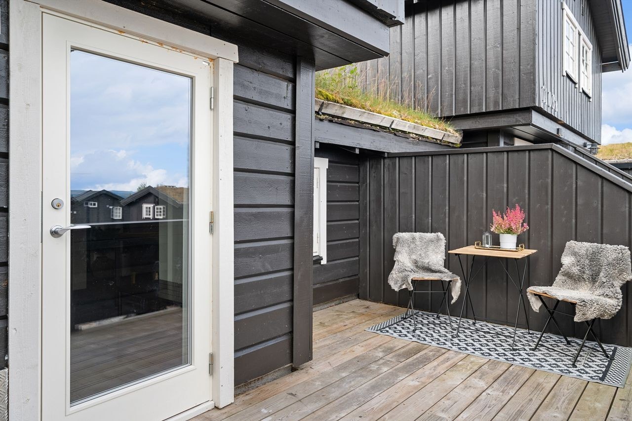 En lun sitteplass for å nyte morgenkaffen Galleribilde