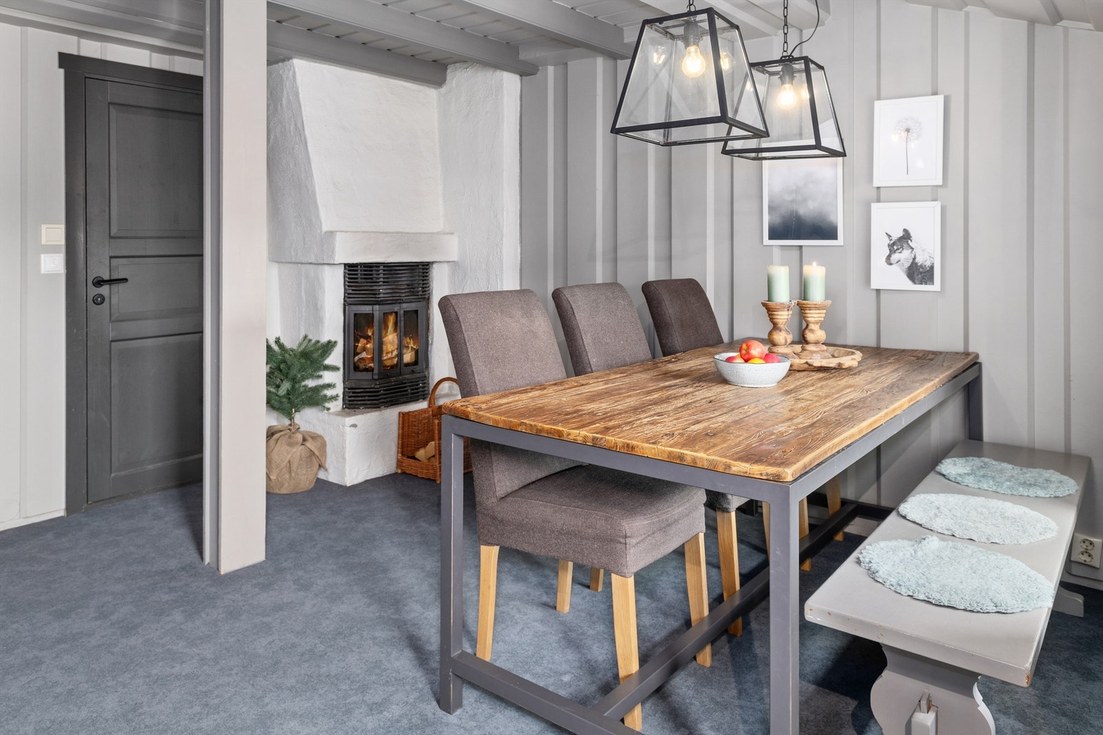 Koselig stue med spiseplass ved peisen Galleribilde