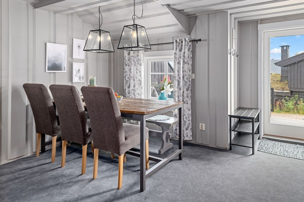 Deilig teppe og varmekabler på gulvet i stua. Moderne avstemte farger er gjennomgående for hele hytta Galleribilde