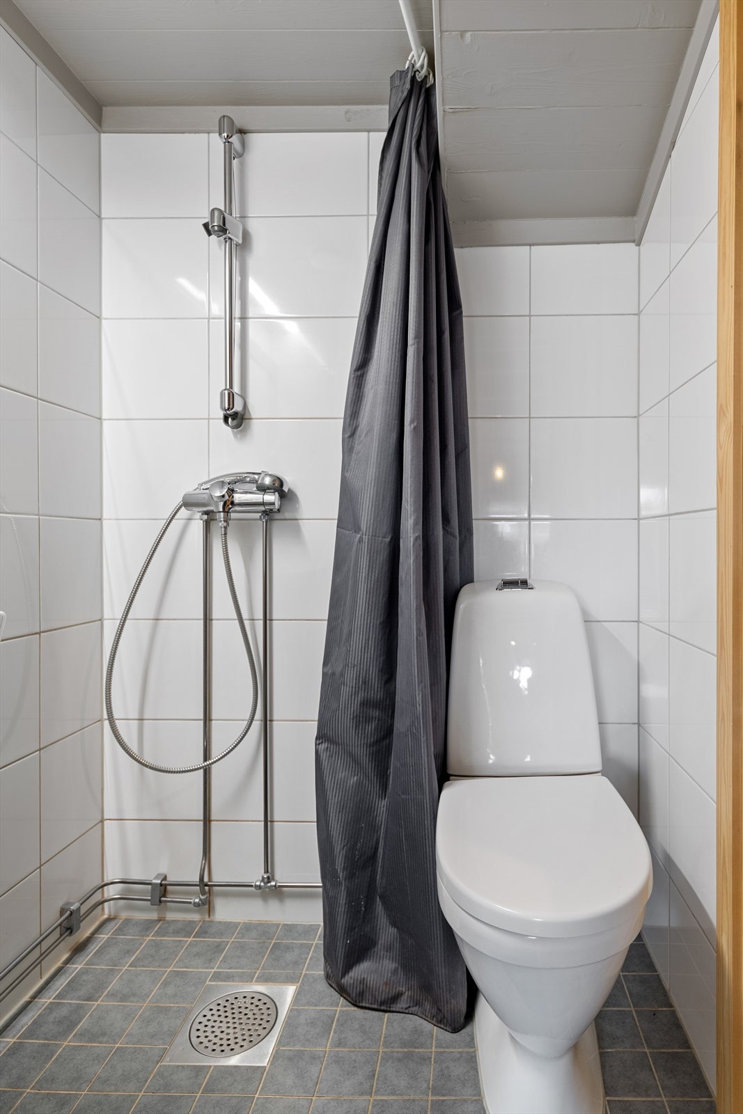 Flislagt bad på 1. plan med dusj, wc og vask. Varmekabler i gulvet. Adkomst til badstua Galleribilde