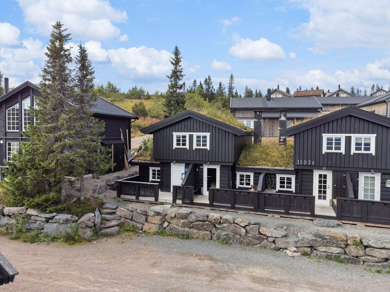 Meget fin beliggenhet i et veletablert hytteområde. Hytta har 4 boenheter der C er en av de midtre Galleribilde