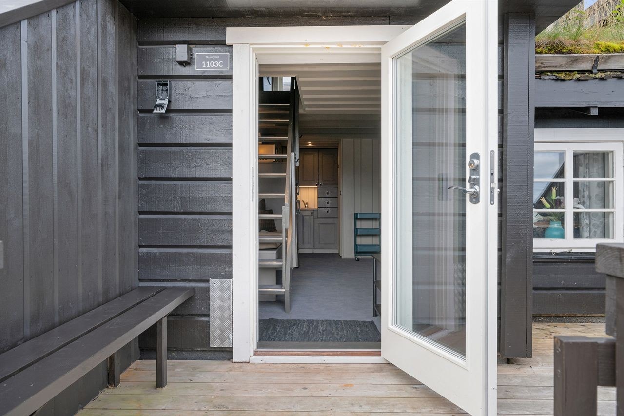 Et hyggelig inngangsparti med veranda ønsker deg velkommen Galleribilde