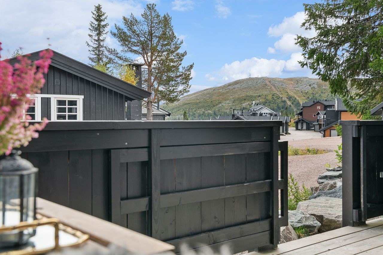 Fra terrassen ser man bort mot Fjellroa og Nordre Kanken Galleribilde