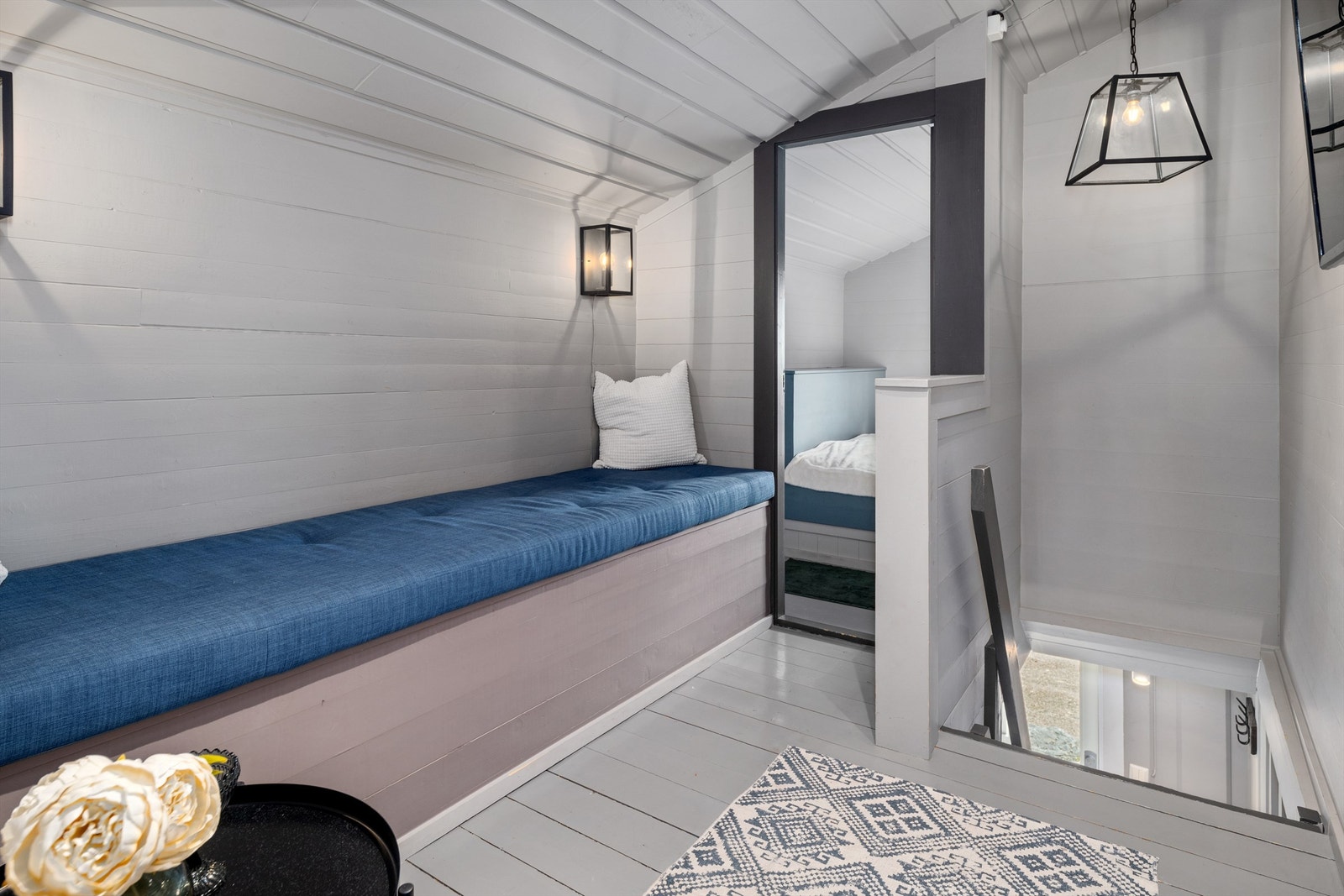 Andre etasje inneholder en tv-krok og 2 soverom Galleribilde