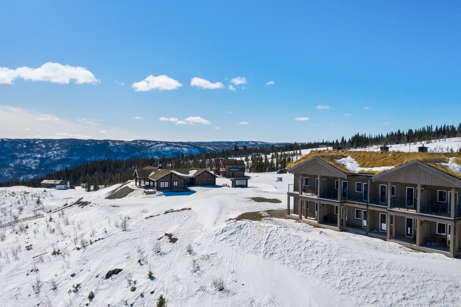 Den koselige varmestua ligger like ved, hvor det serveres både mat og drikke. Galleribilde