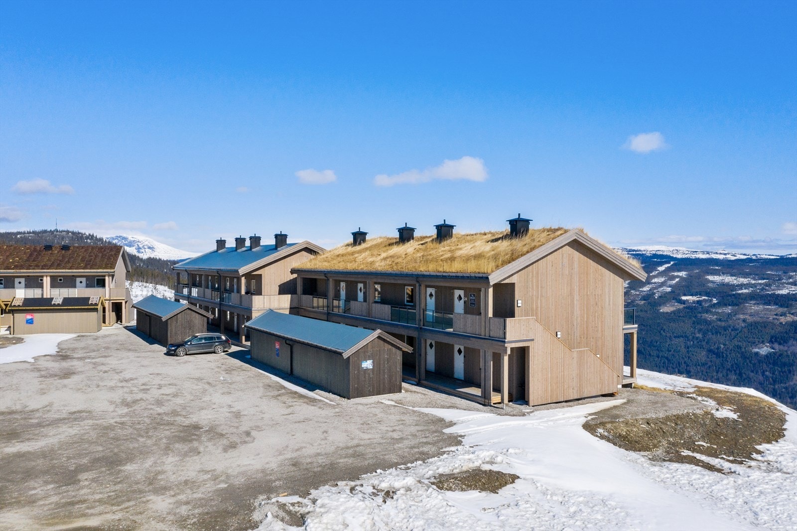 Felles parkering for sameierne. Hver leilighet disponerer en parkeringsplass hver. Galleribilde