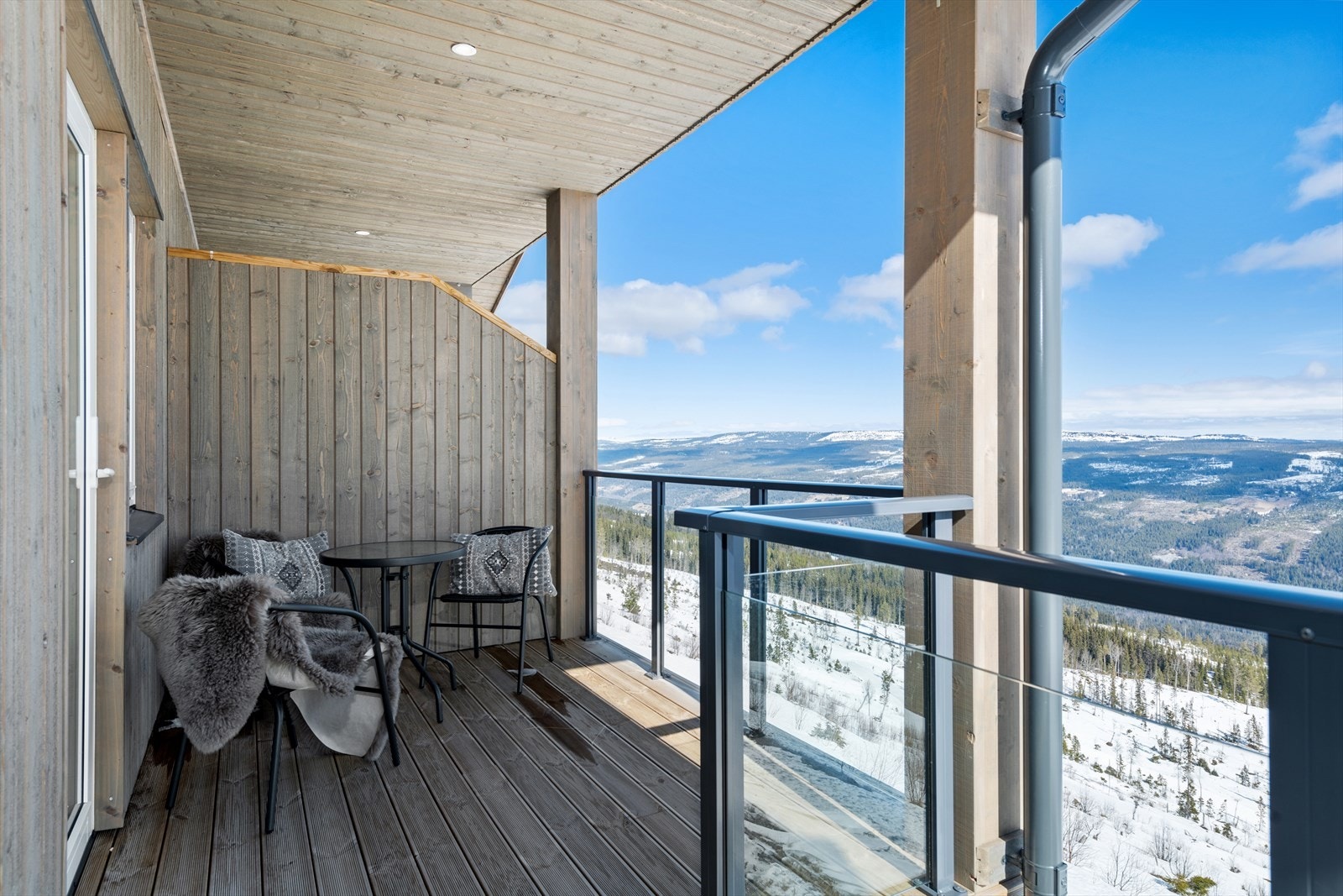 Flott, overbygget veranda, downlights i himling. Bildet er fra tilsvarende leilighet, bare speilvendt. Galleribilde