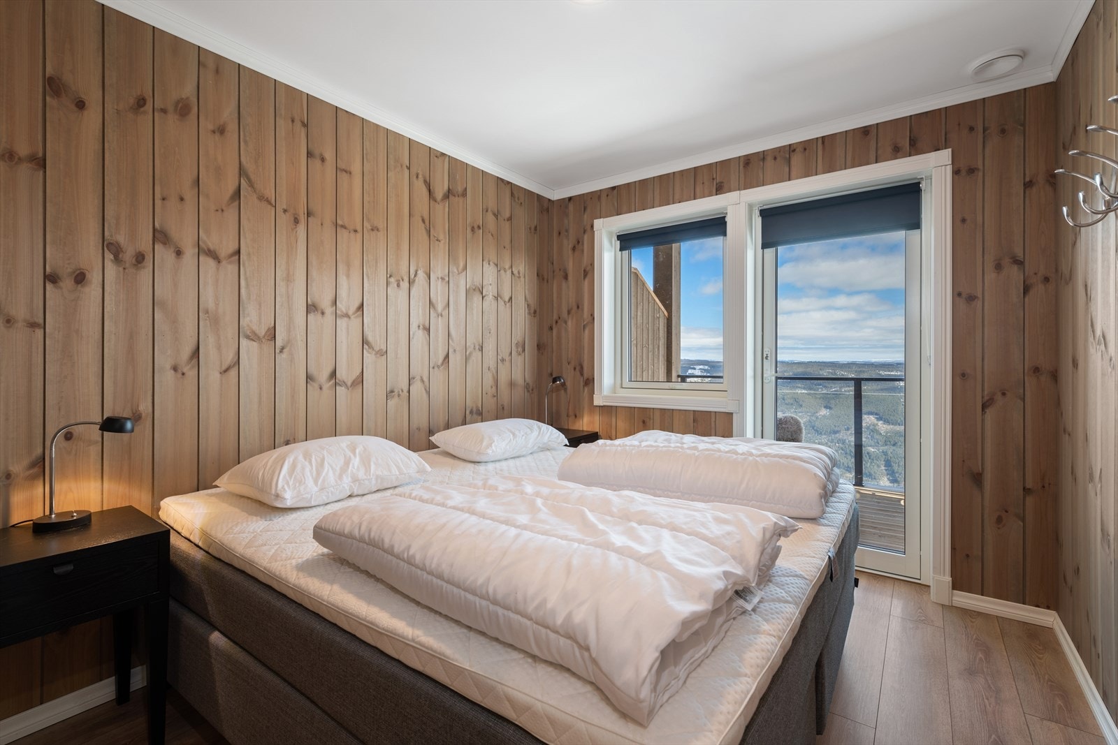 Soverom 1 med egen utgang til veranda. Bildet er fra tilsvarende leilighet, bare speilvendt. Galleribilde