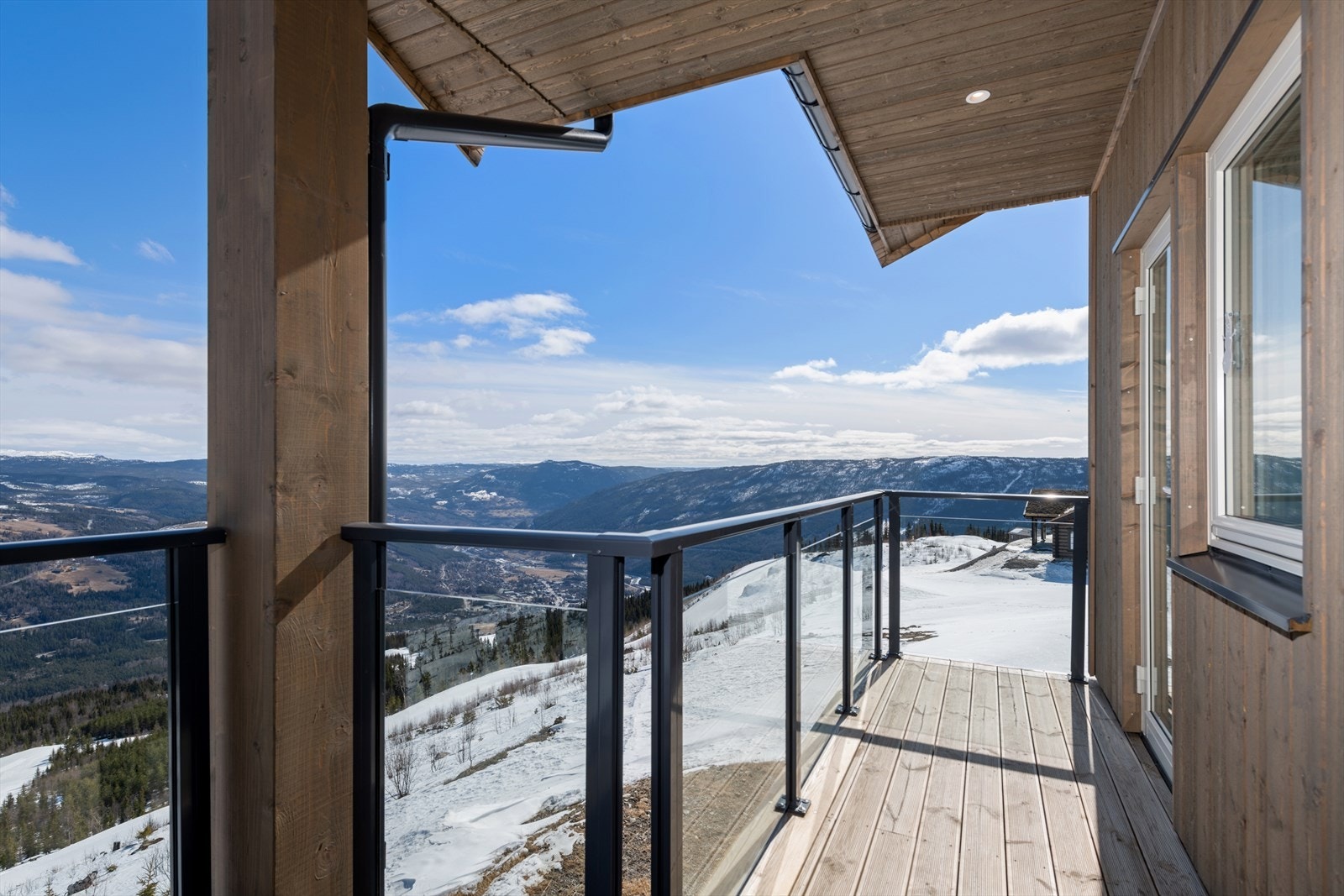 Bildet er fra tilsvarende leilighet, bare speilvendt.
Det er fantastisk utsikt fra verandaen, utover hele Gol og videre nedover dalen. Galleribilde