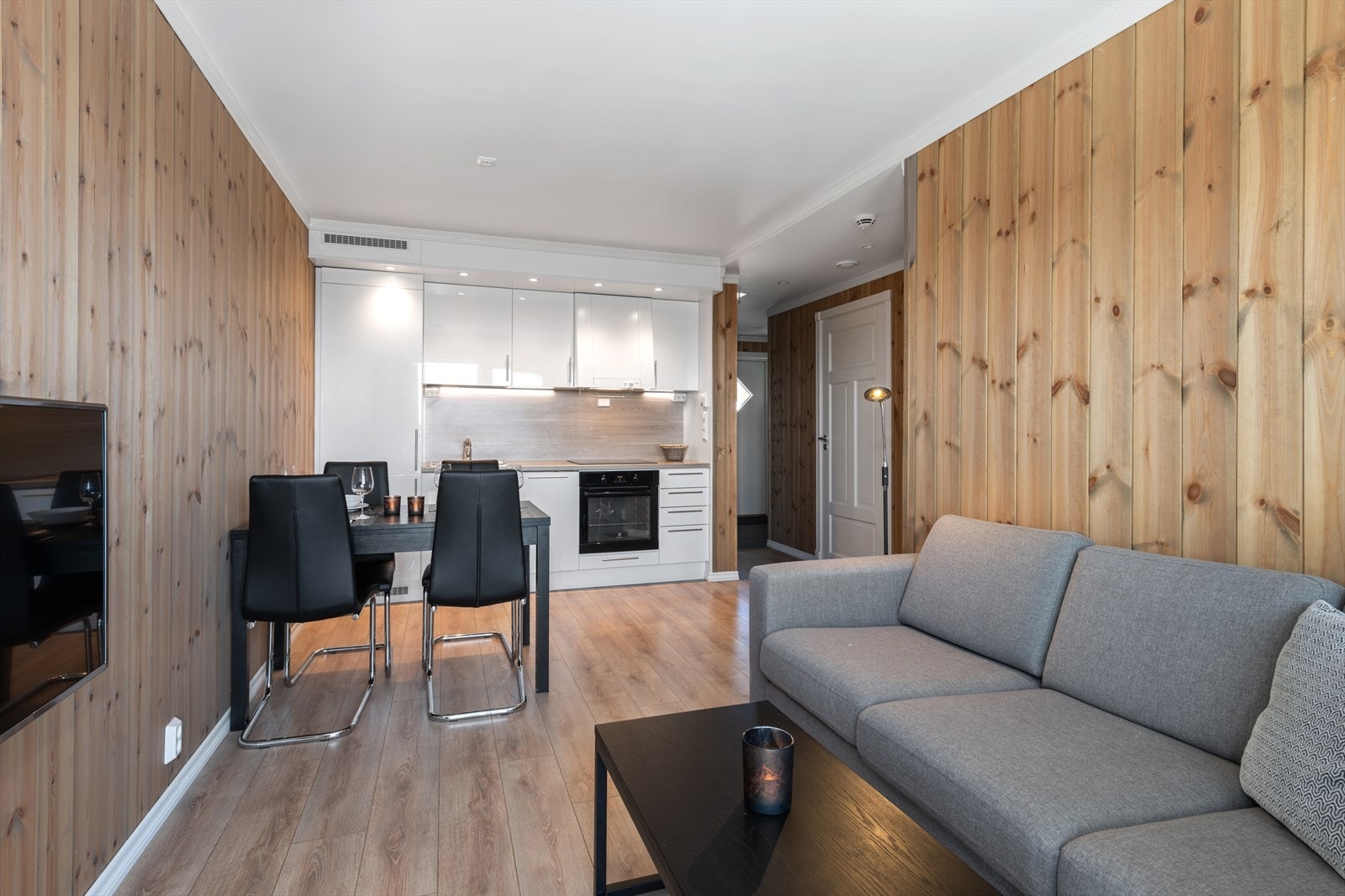 Åpen stue-/ og kjøkken løsning. Det er plass til spisebord og salong.
Bildet er fra tilsvarende leilighet, bare speilvendt. Galleribilde