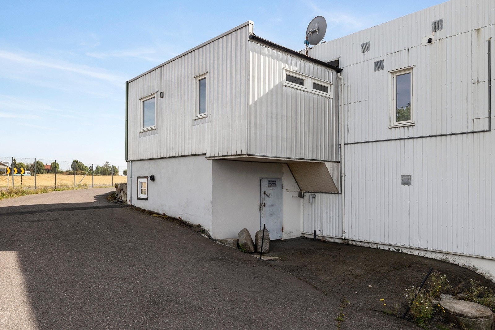 Fasade seksjon 6 - det medfølger også et lager med inngang utvending som vist her Galleribilde