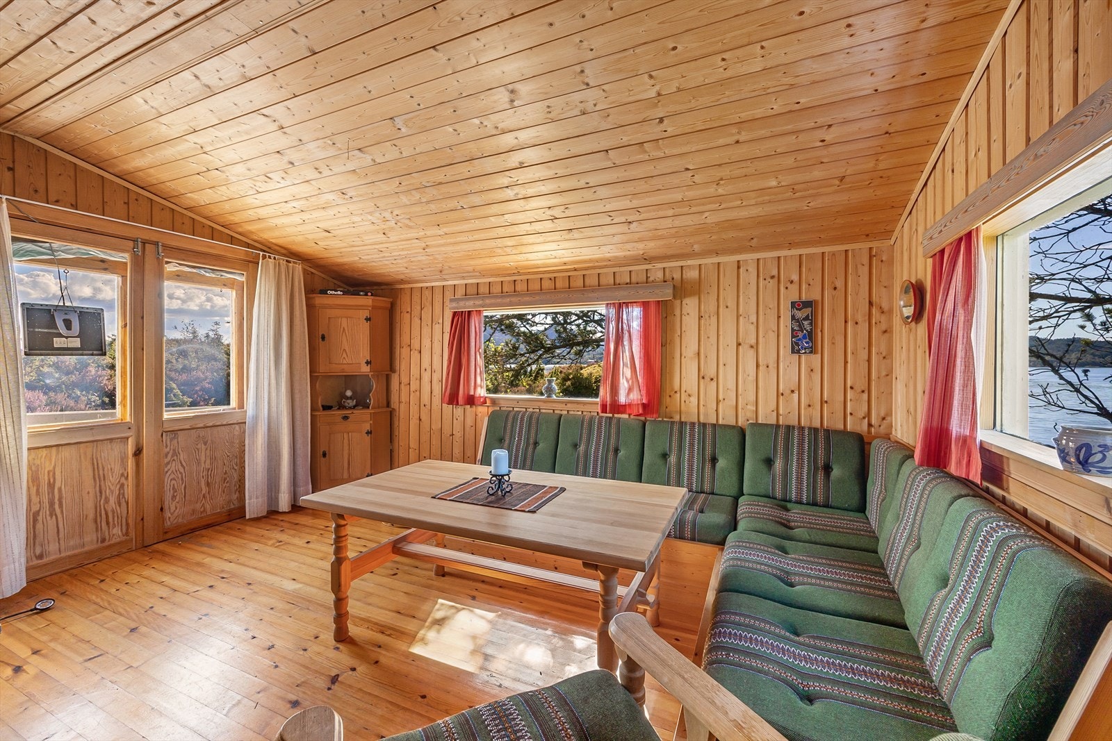 Det er også dobbel terrasse dør som kan åpnes helt slik at man så godt som får naturen inn i stuen. Galleribilde