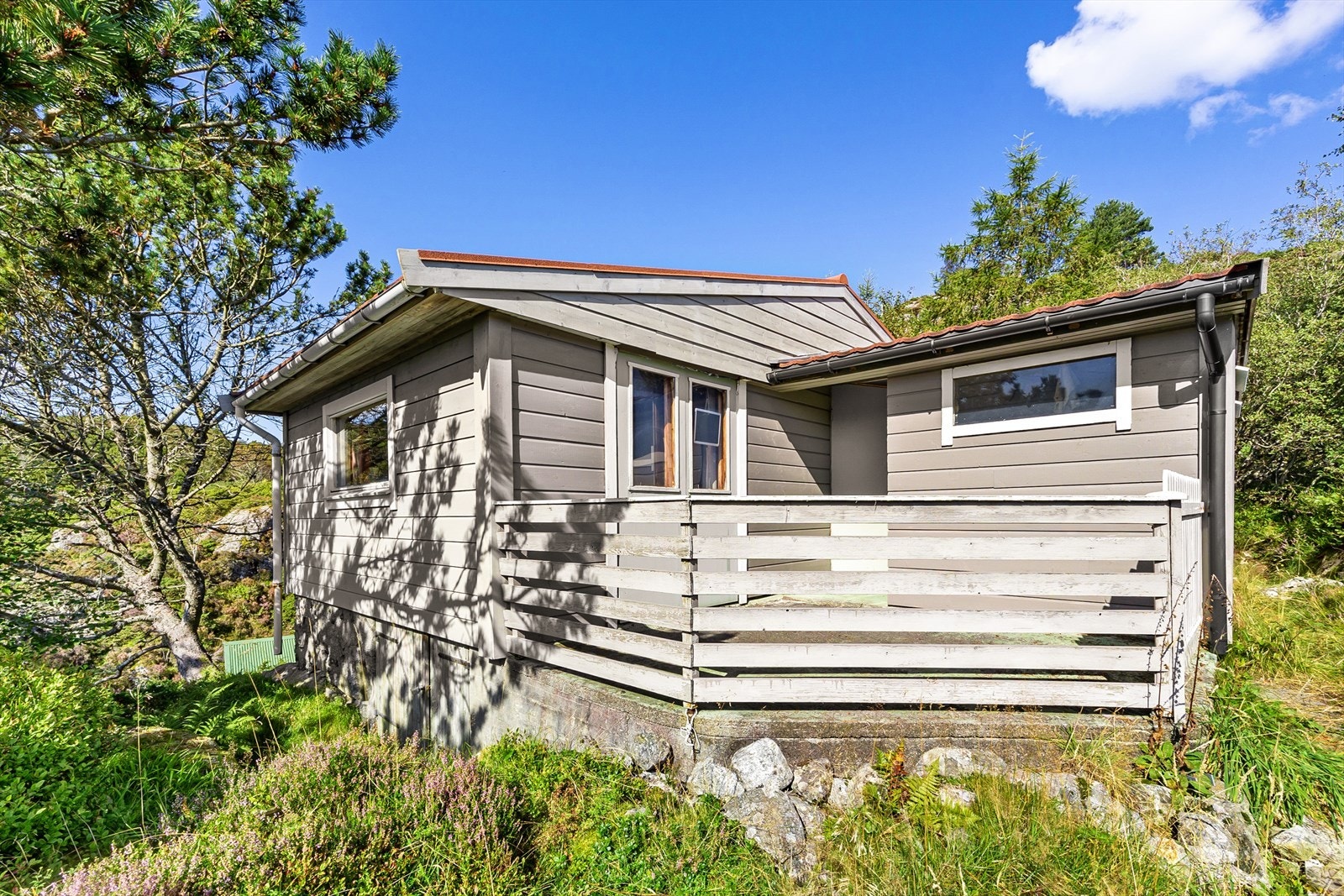 På eiendommen står en flott hytte, naust med anneks og utedo. Galleribilde