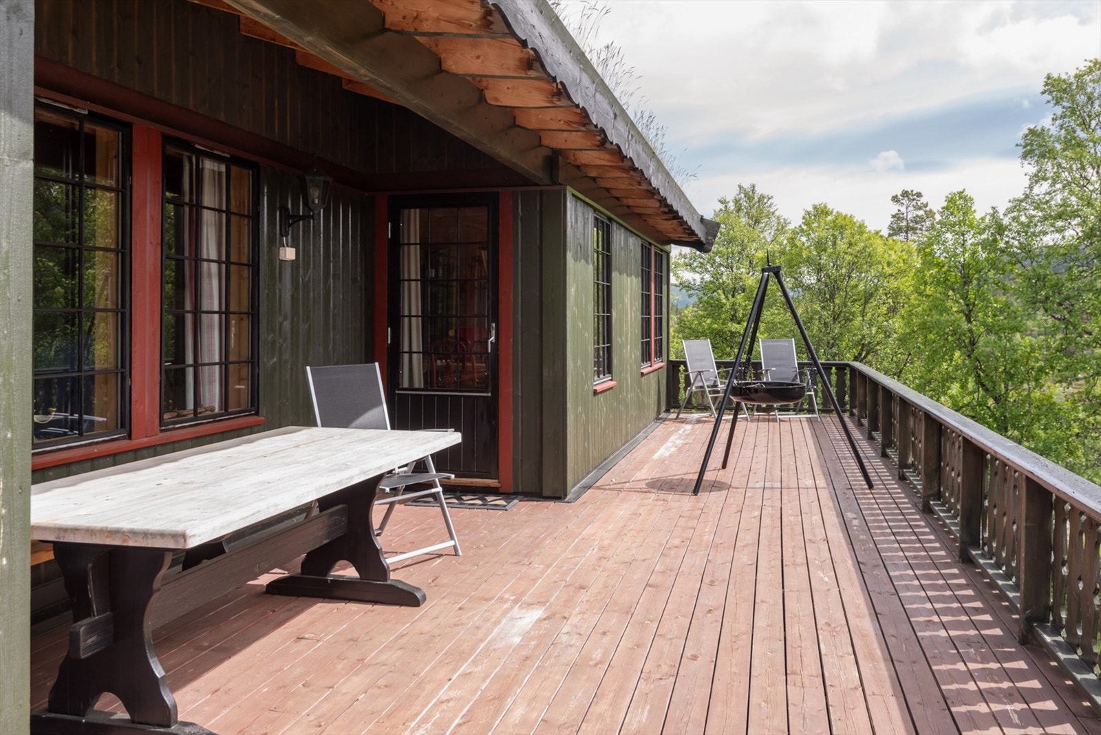 Terrassen byr på flott utsikt og gode solforhold! Galleribilde
