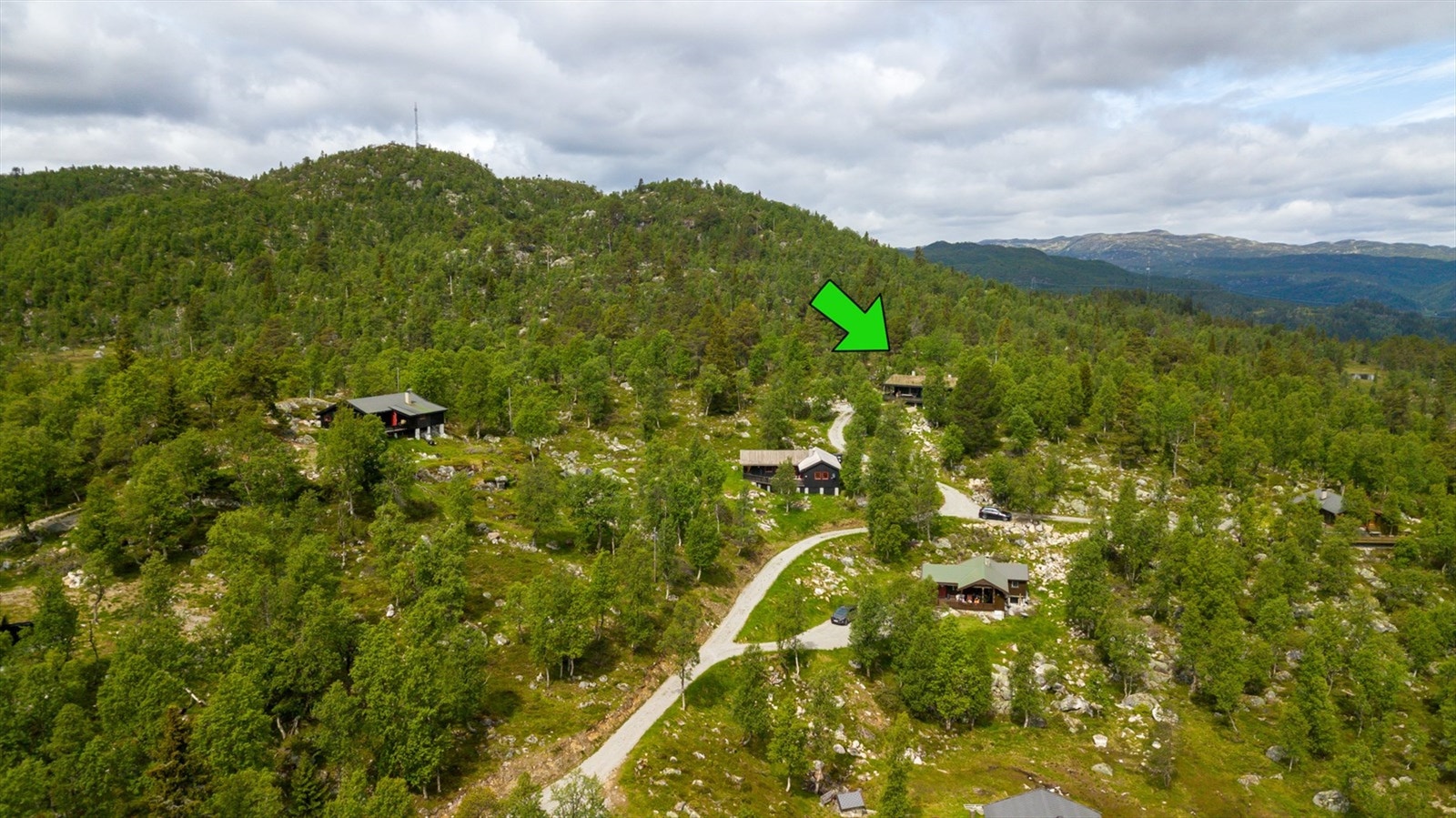 Eiendommen er markert med grønn pil. Galleribilde