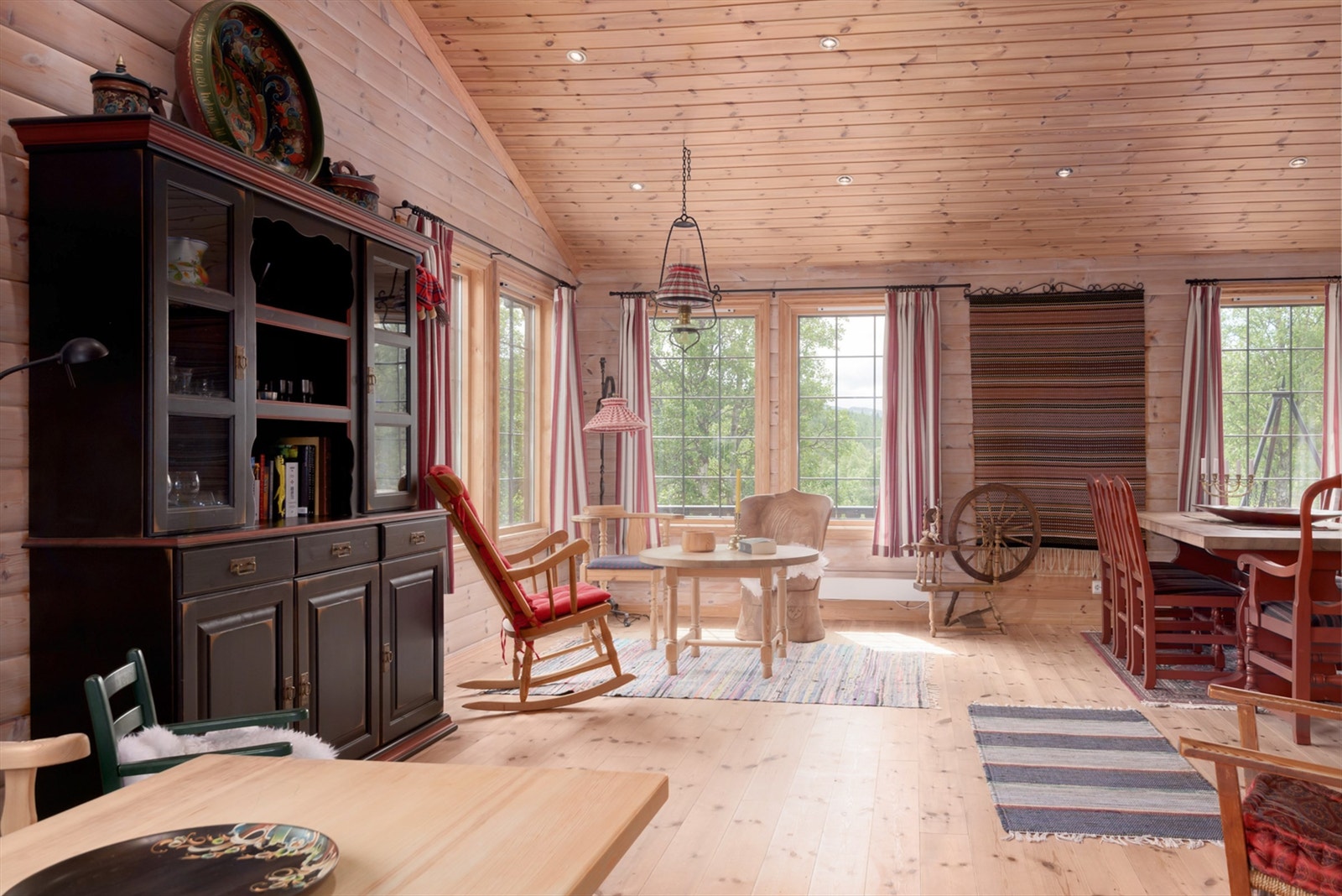 Stuen har gode møbleringsmuligheter og plass til 2 salonger, spisebord og kaffebord. Galleribilde