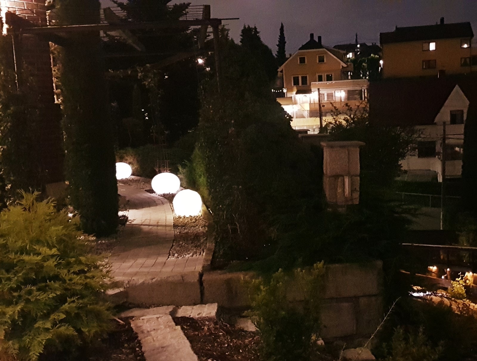Uteområdene er pent opparbeidet med lamper og beplantning Galleribilde