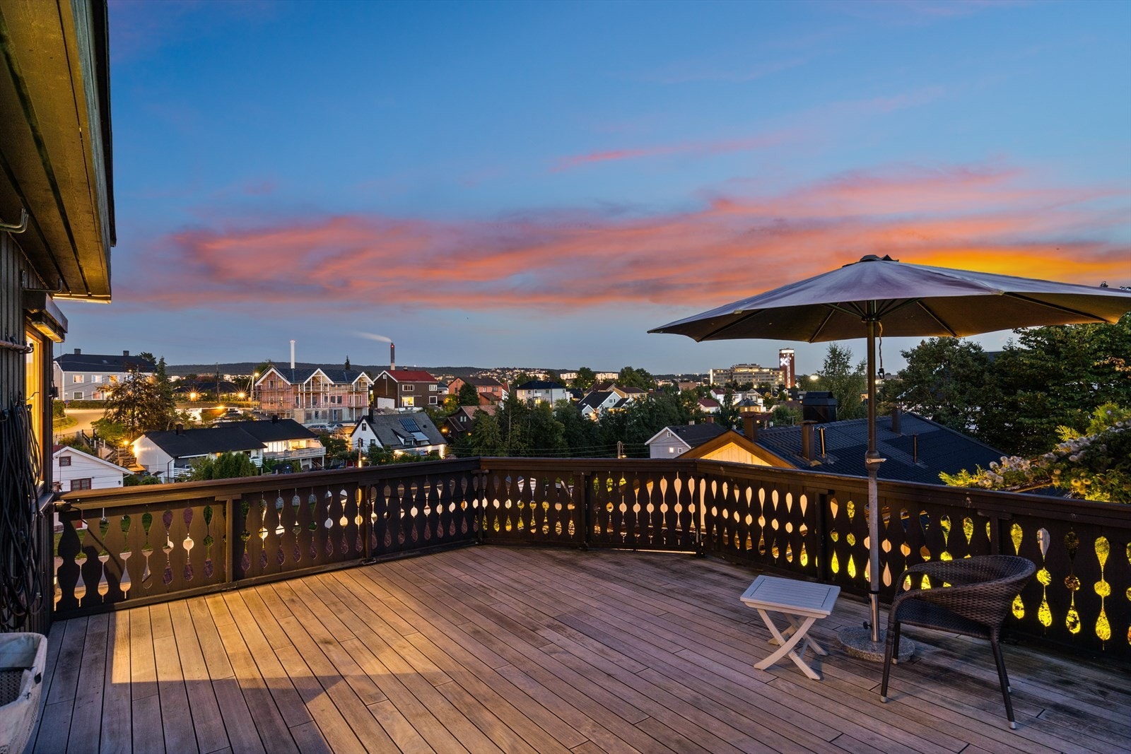 Solrik terrasse på 54m2 med teakbord Galleribilde