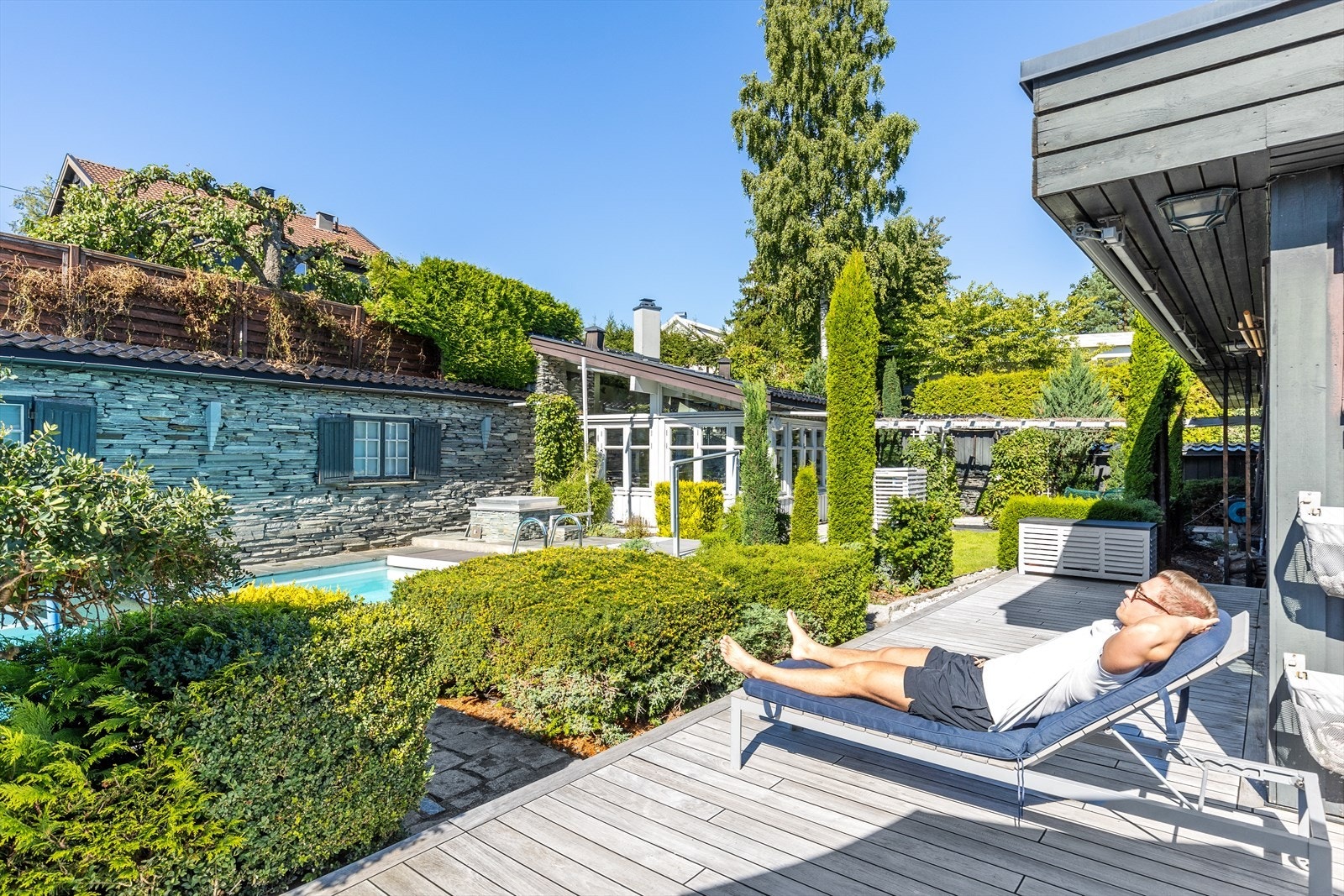 Fra dagstuen er det utgang til en solrik terrasse med teakbord Galleribilde