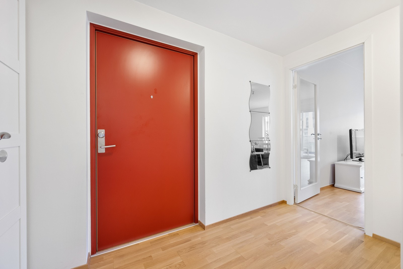 Entreen har parkettgulv og hvitmalte vegger med listefri overgang til himling, akkurat som resten av leiligheten. Galleribilde