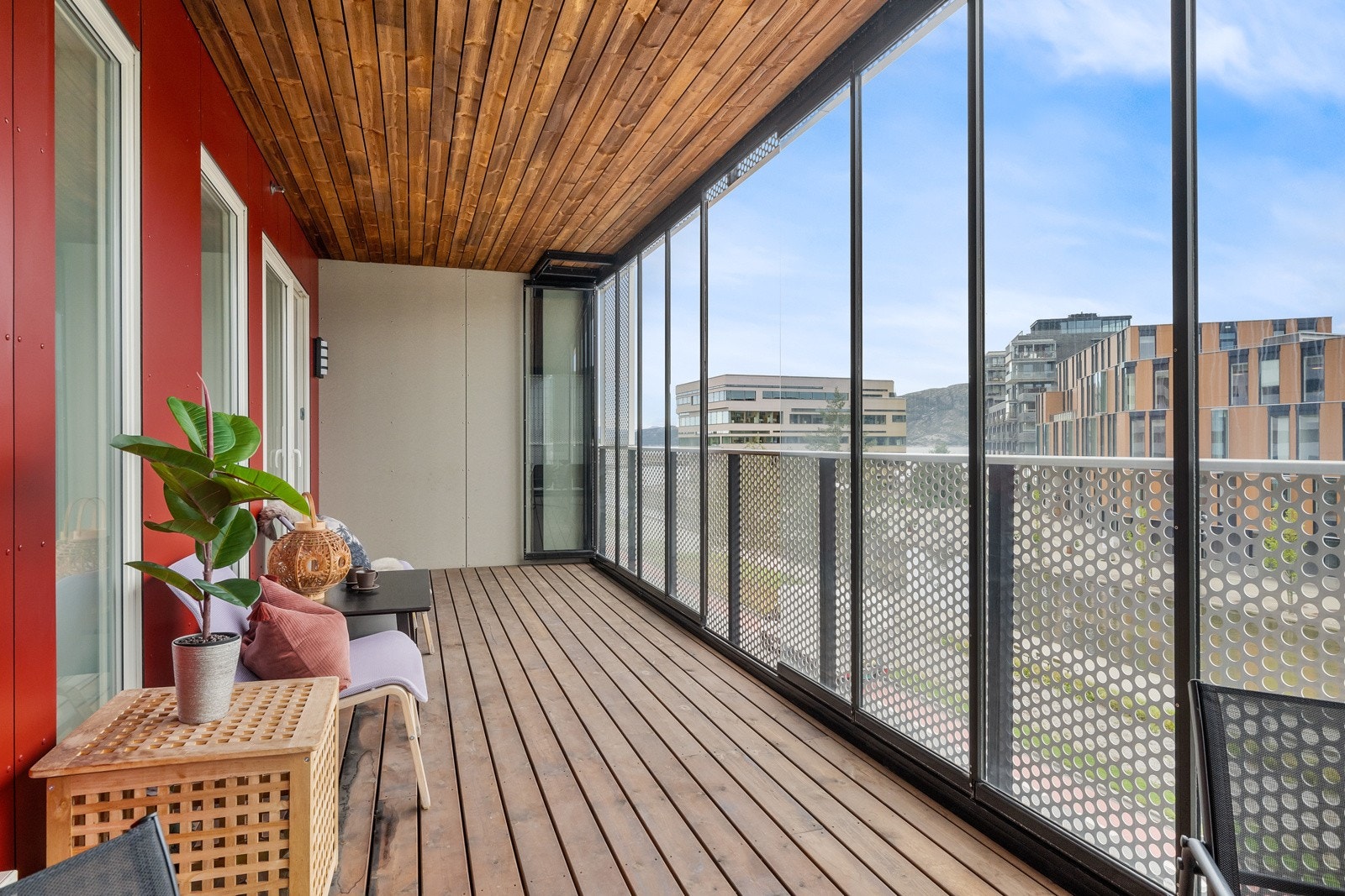 Det er rekkverk i front og balkongen har dekke av terrassegulv. Galleribilde