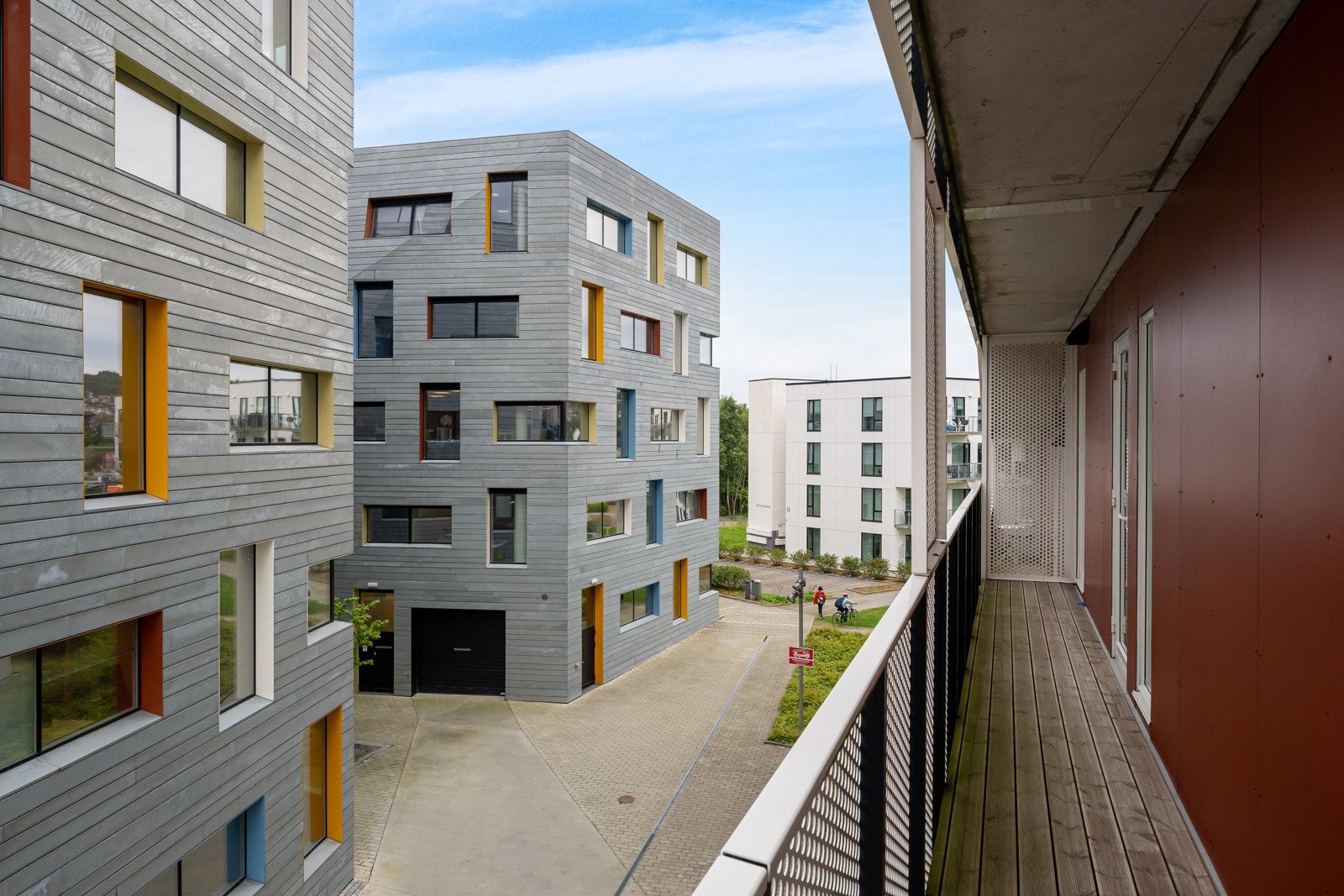 Balkongen strekker seg rundt til byggets sørvestvendte side, hvor det er adkomst fra hovedsoverommet. Galleribilde