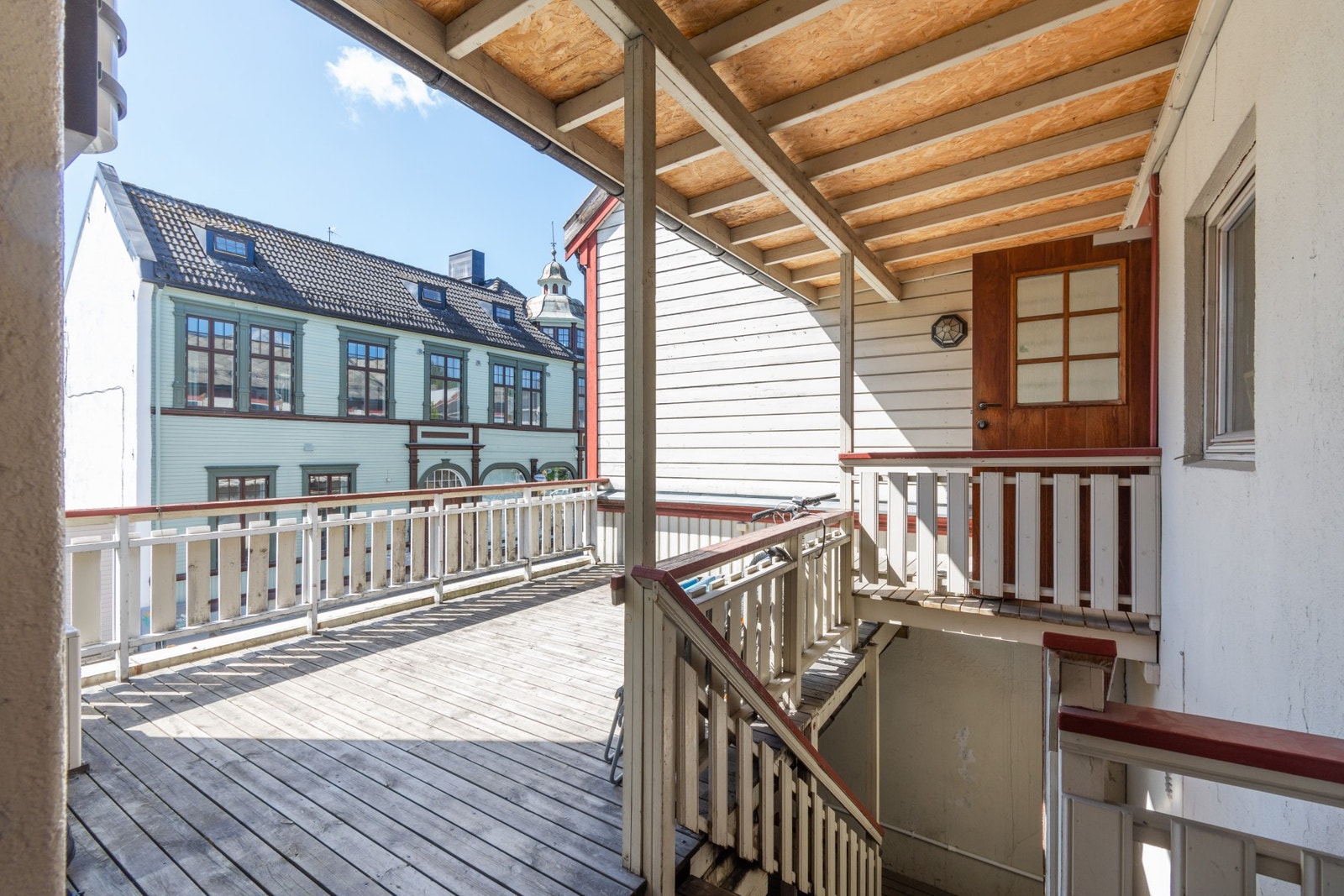 Terrasse/inngangsparti til boenheter. Galleribilde