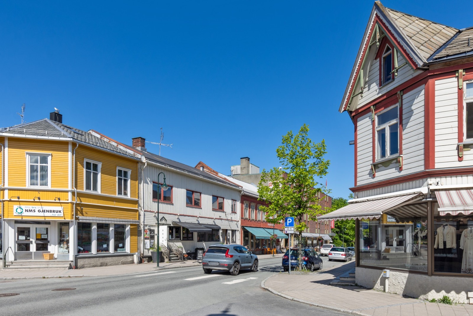 Hovedinngang til butikk (Bunadstuggu) er på hjørnet av Kirkegata/Sverres gate. Godt eksponerte butikklokaler. Galleribilde