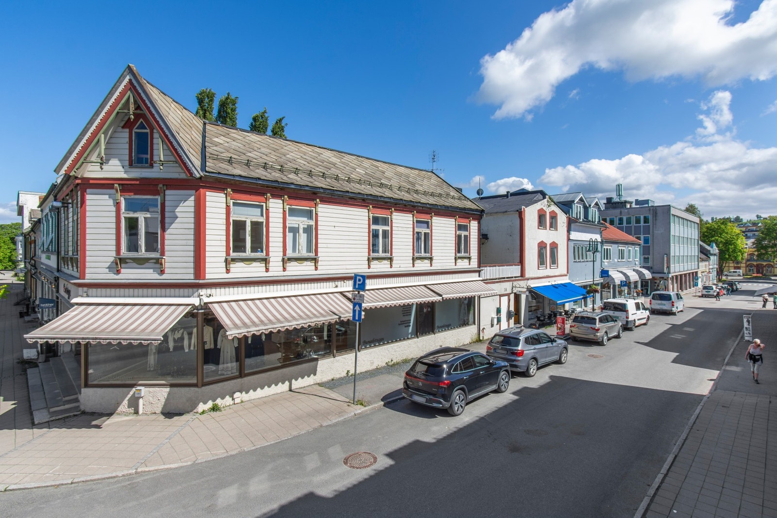 Gården inneholder 2 næringslokaler, 2 leiligheter og 4 stk. hybler. Galleribilde