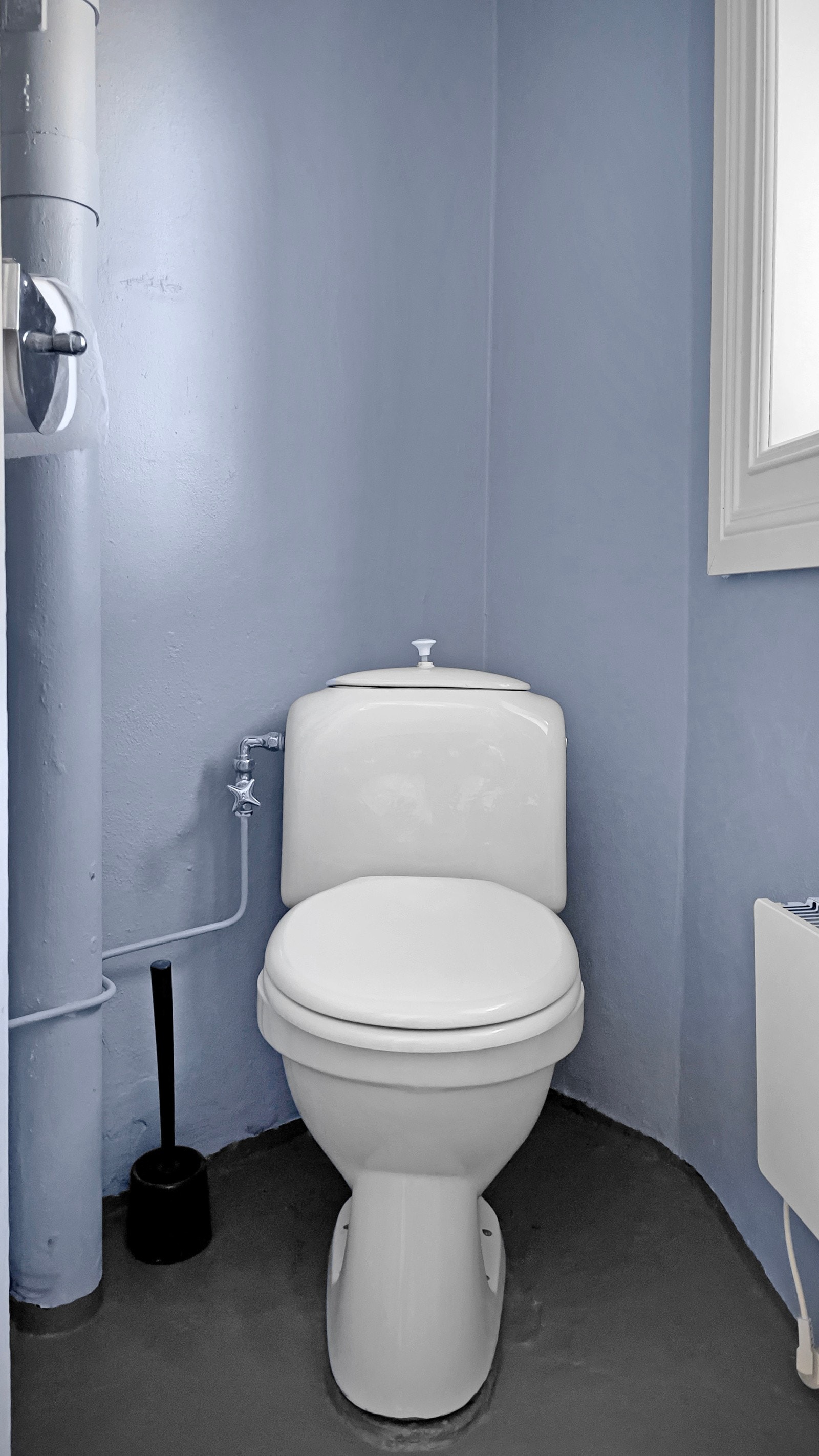 Toalettrom. Leiligheten har per idag ikke eget baderom. I vedlegget tilhørende salgsoppgave ligger arkitekttegninger for etablering av baderom utarbeidet av selger i 2014. Galleribilde