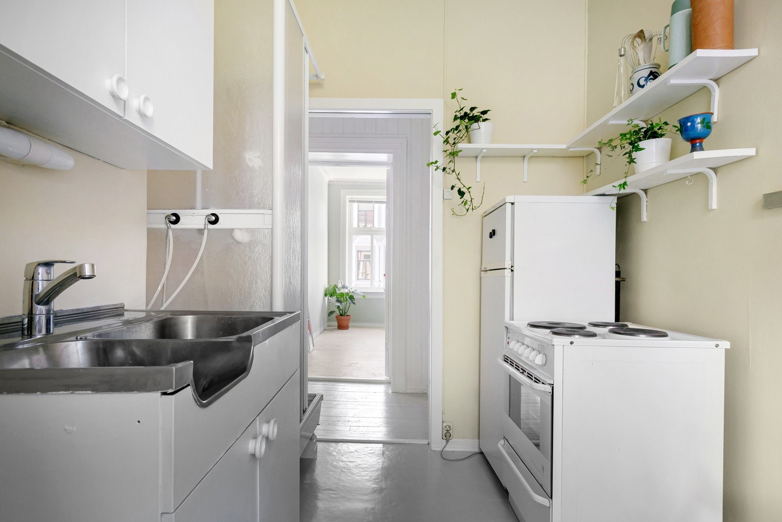 Dusjkabinett med avløp tilkoblet avløpsrør i kjøkkeninnredning. Galleribilde