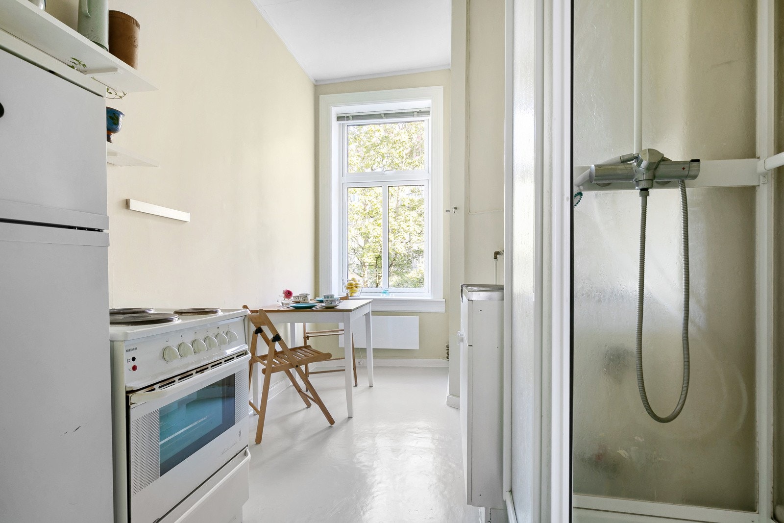 Separat kjøkken med plass til frokostbord. Galleribilde