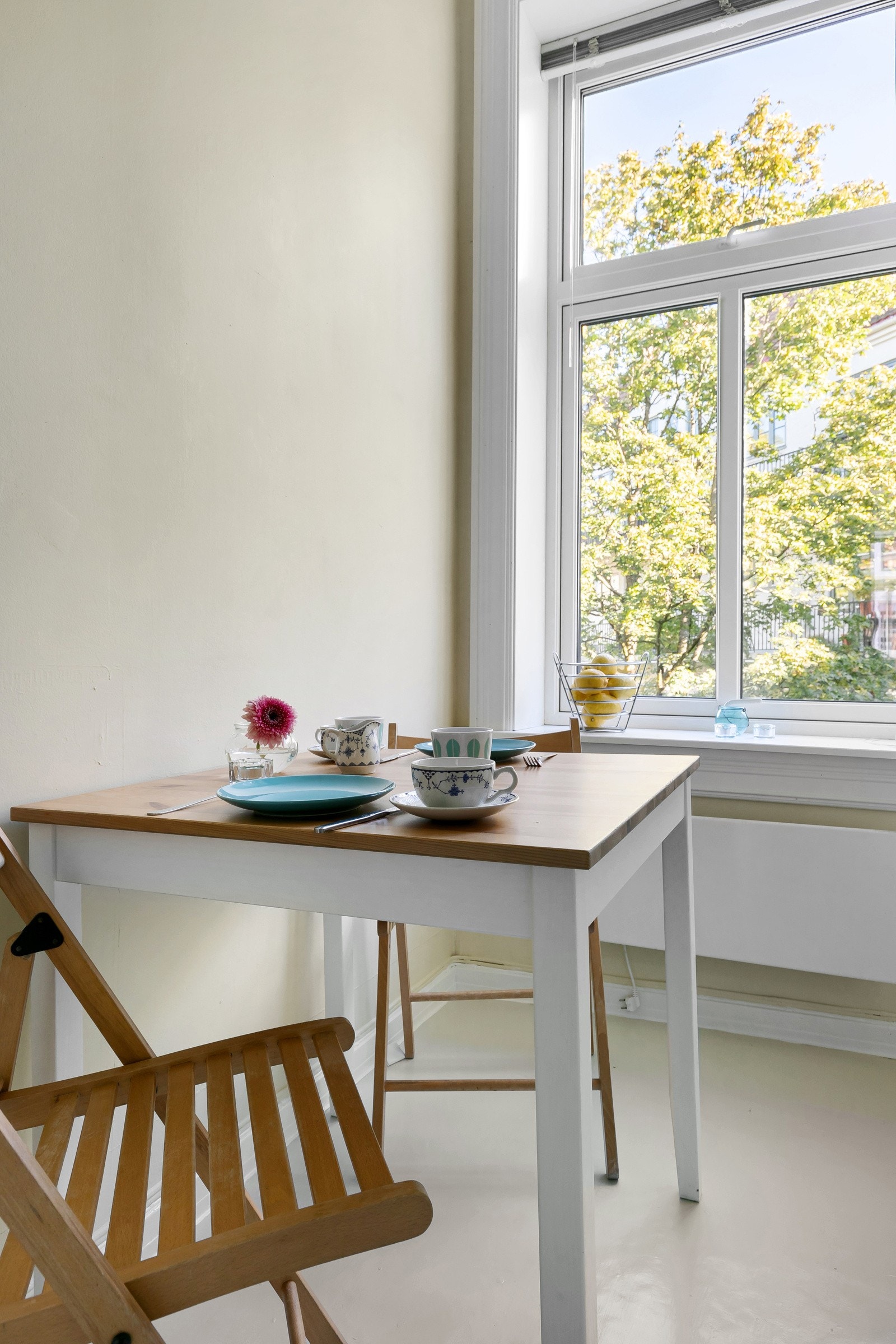 Stor vindusflate sørger for godt lysinnslipp og bidrar til god romfølelse. Galleribilde