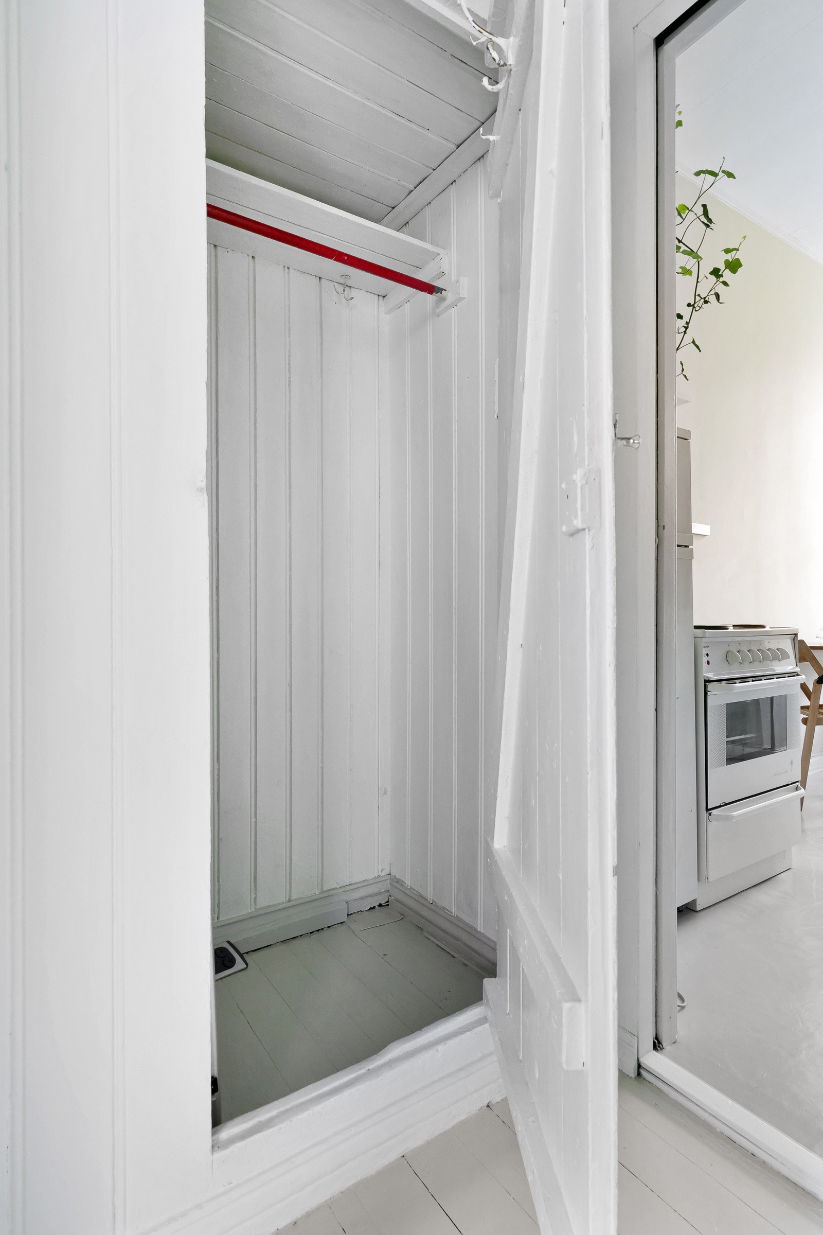 Gode oppbevaringsmuligheter i romlig skap i entrè/gang. Galleribilde