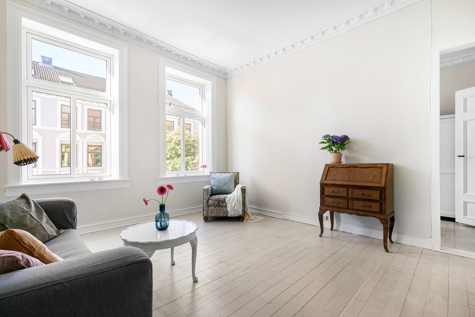 Luftig stue med god plass til sofaseksjon, mediemøblement og spisestue. Galleribilde